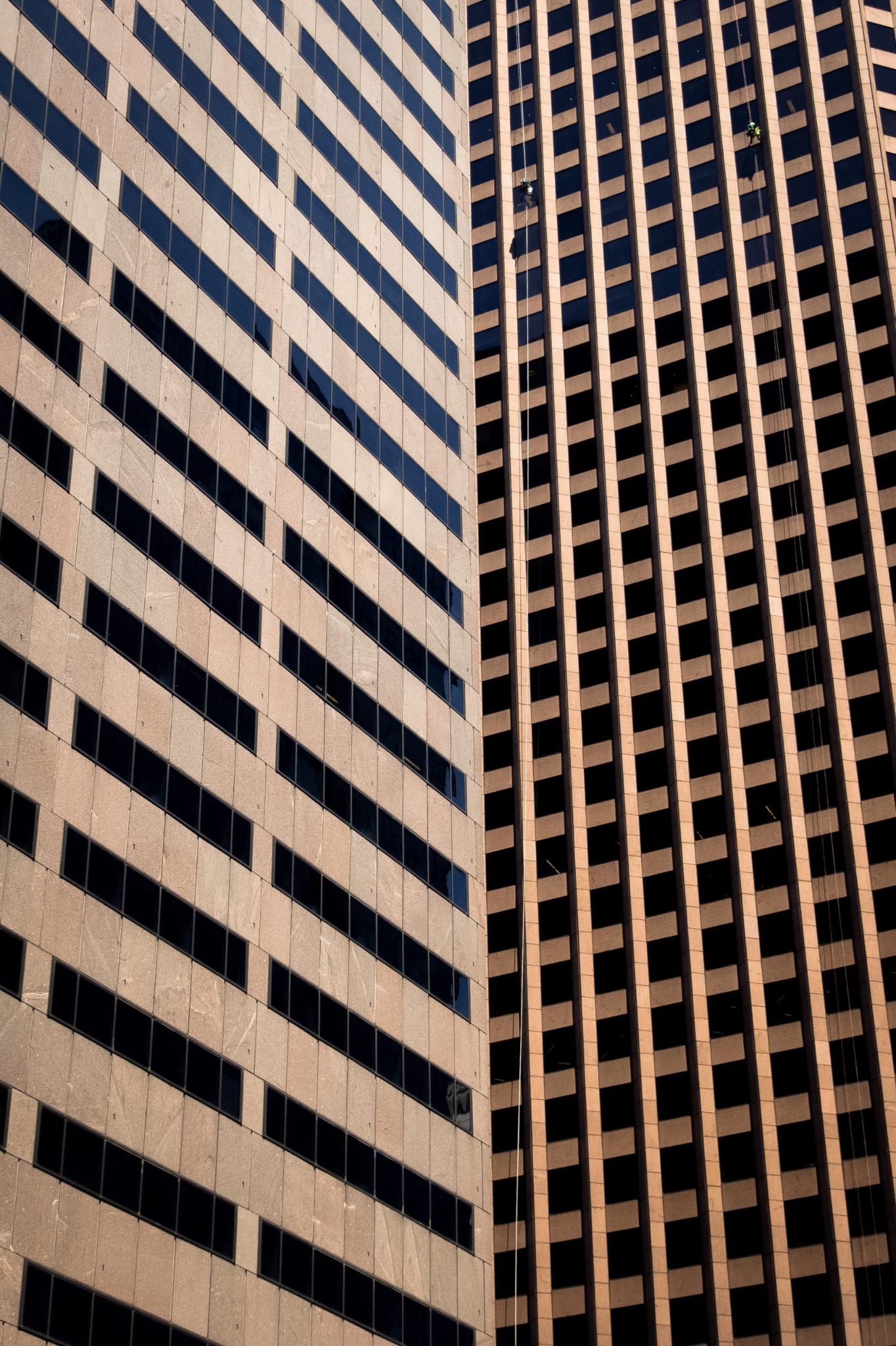 Deux façades géométriques et laveurs de vitres