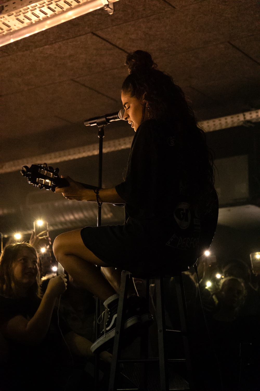 Artiste à la guitare lors d’un concert intimiste