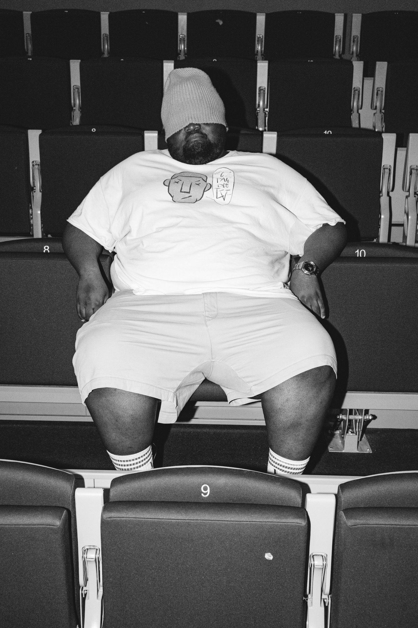 Portrait d’artiste en noir et blanc dans une salle de spectacle