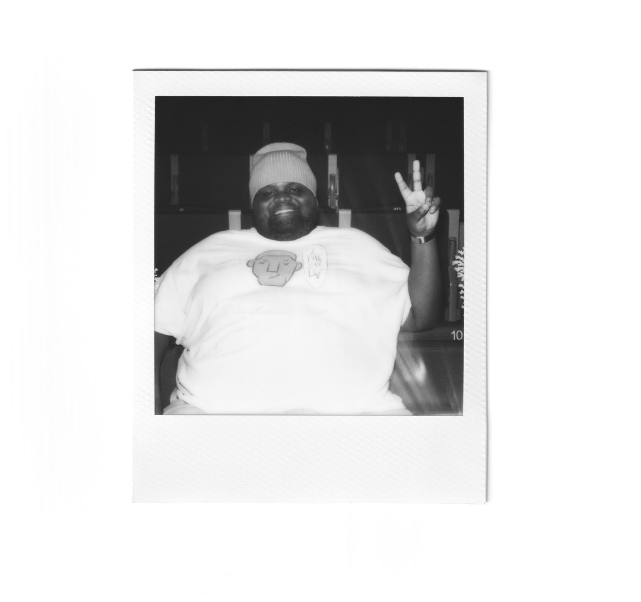 Portrait Polaroid d’un artiste dans une salle de spectacle