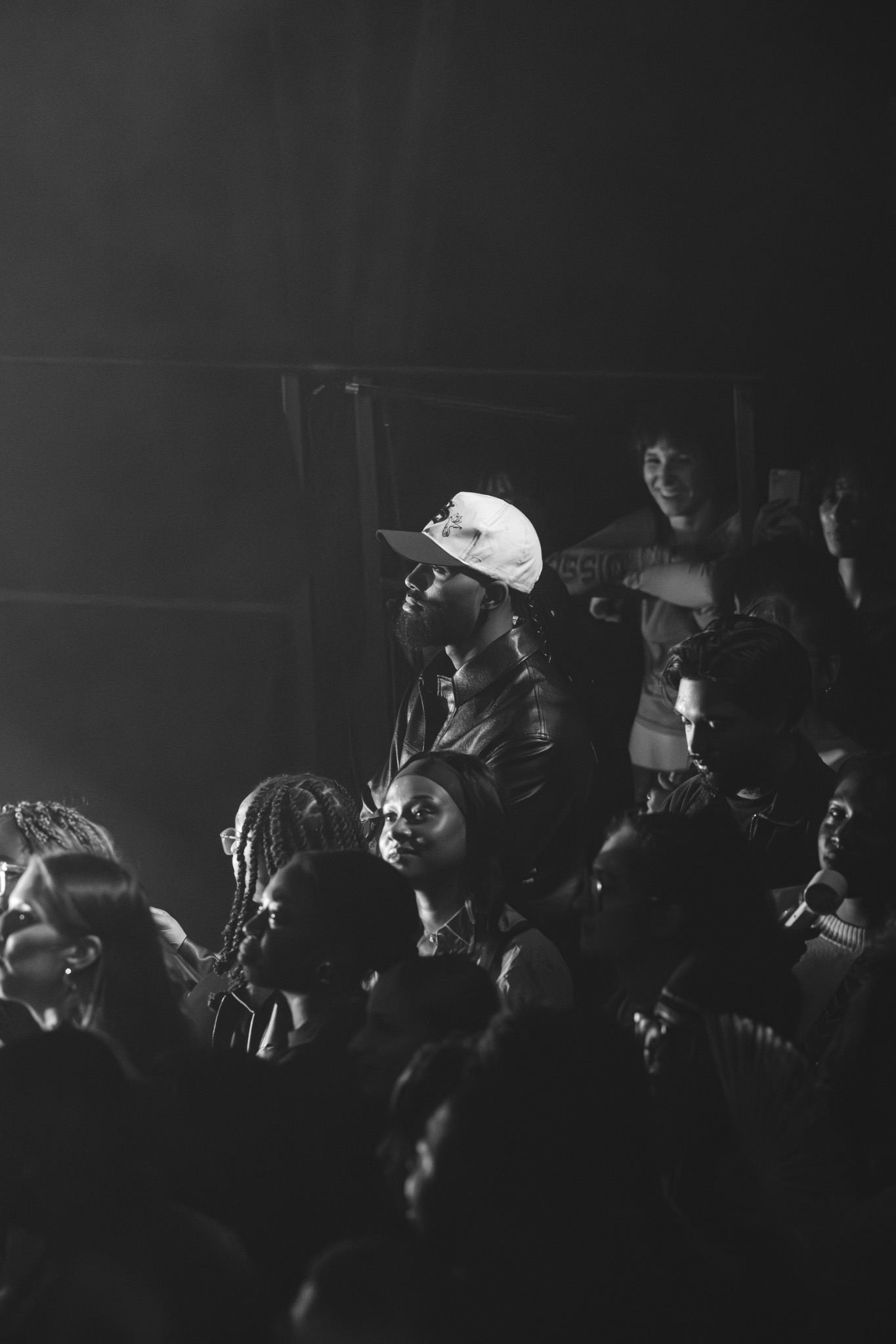 Portrait du public pendant un concert en noir et blanc