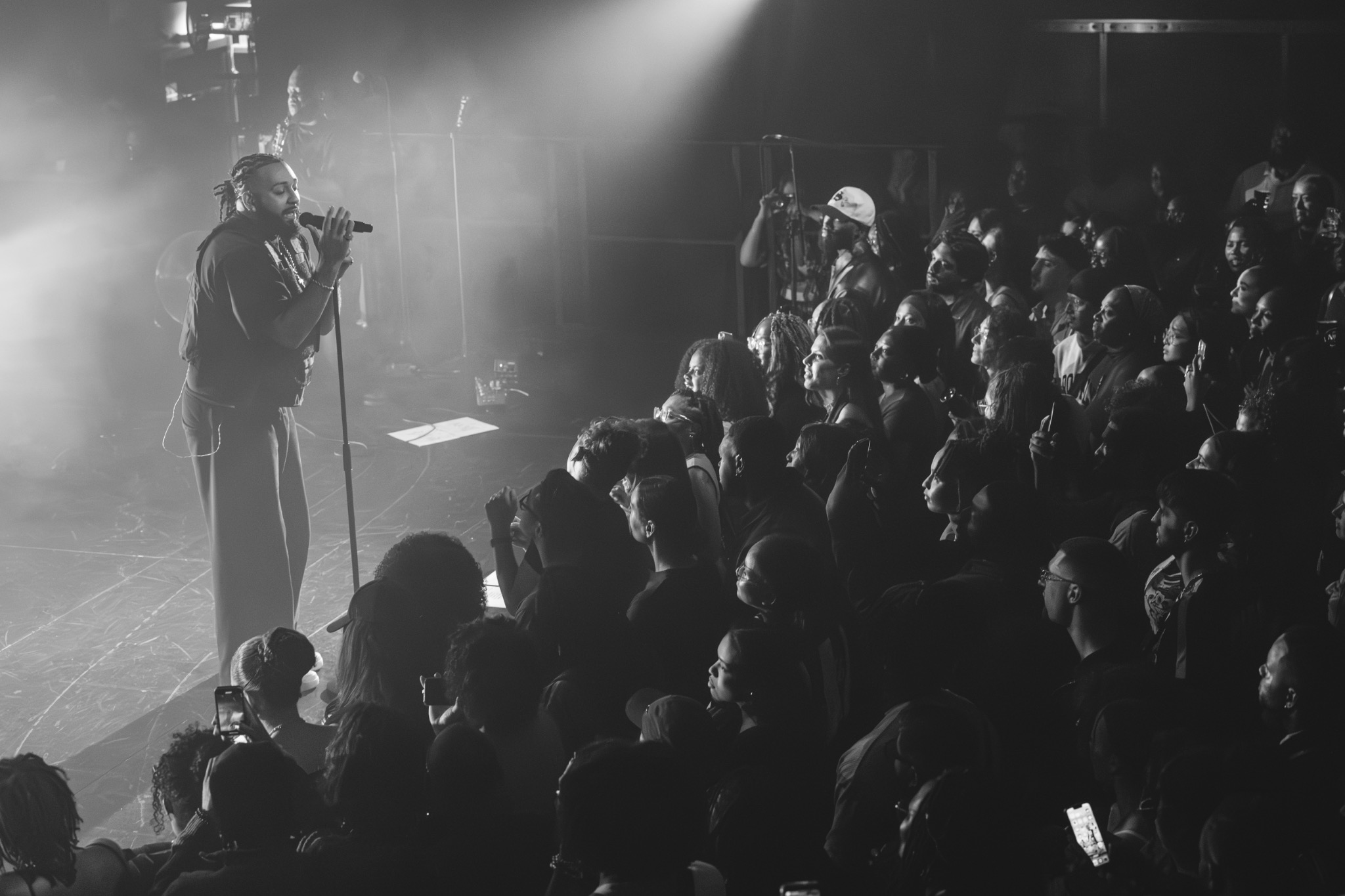 Artiste face au public pendant un concert