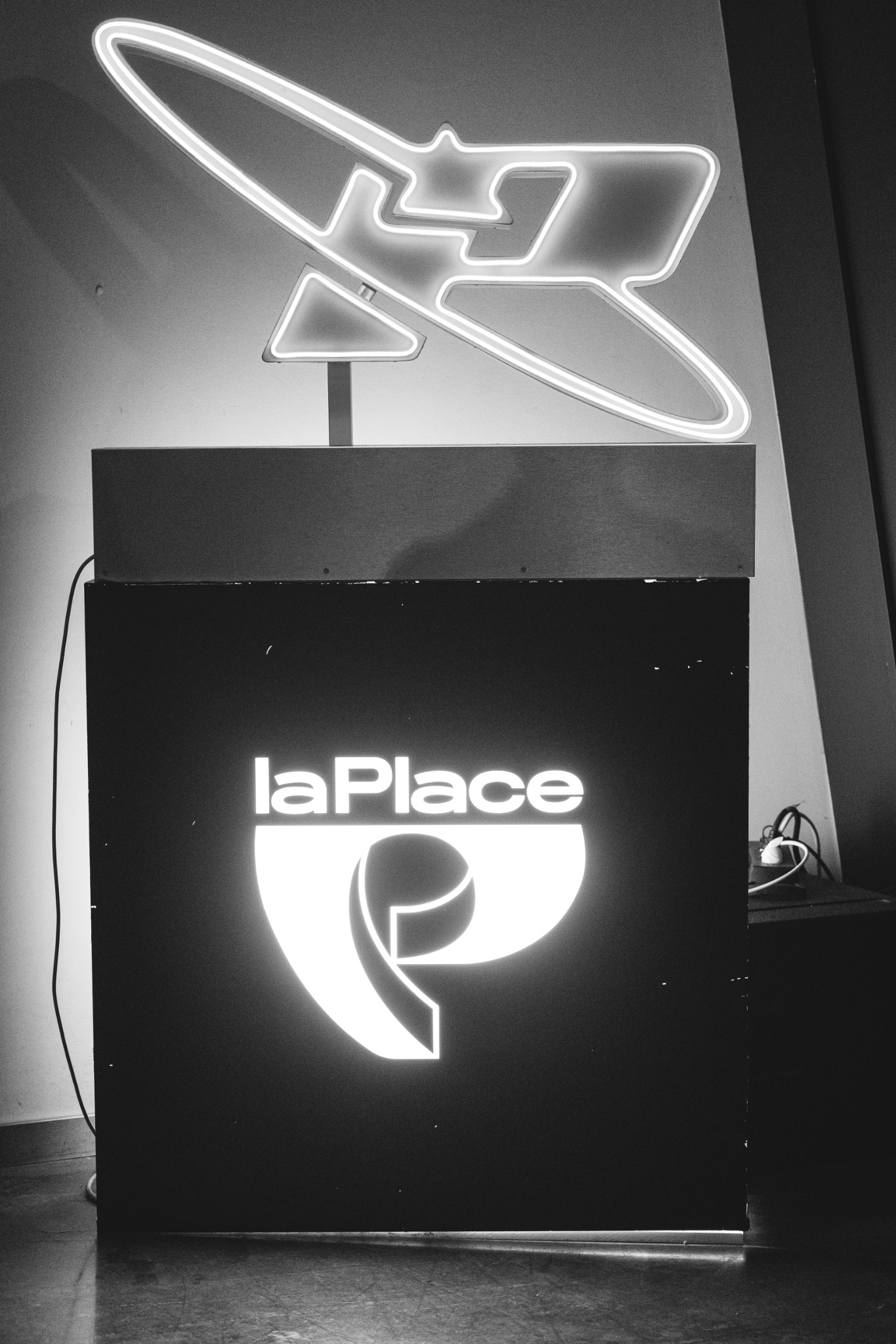 Enseigne de la salle de concert La Place en noir et blanc