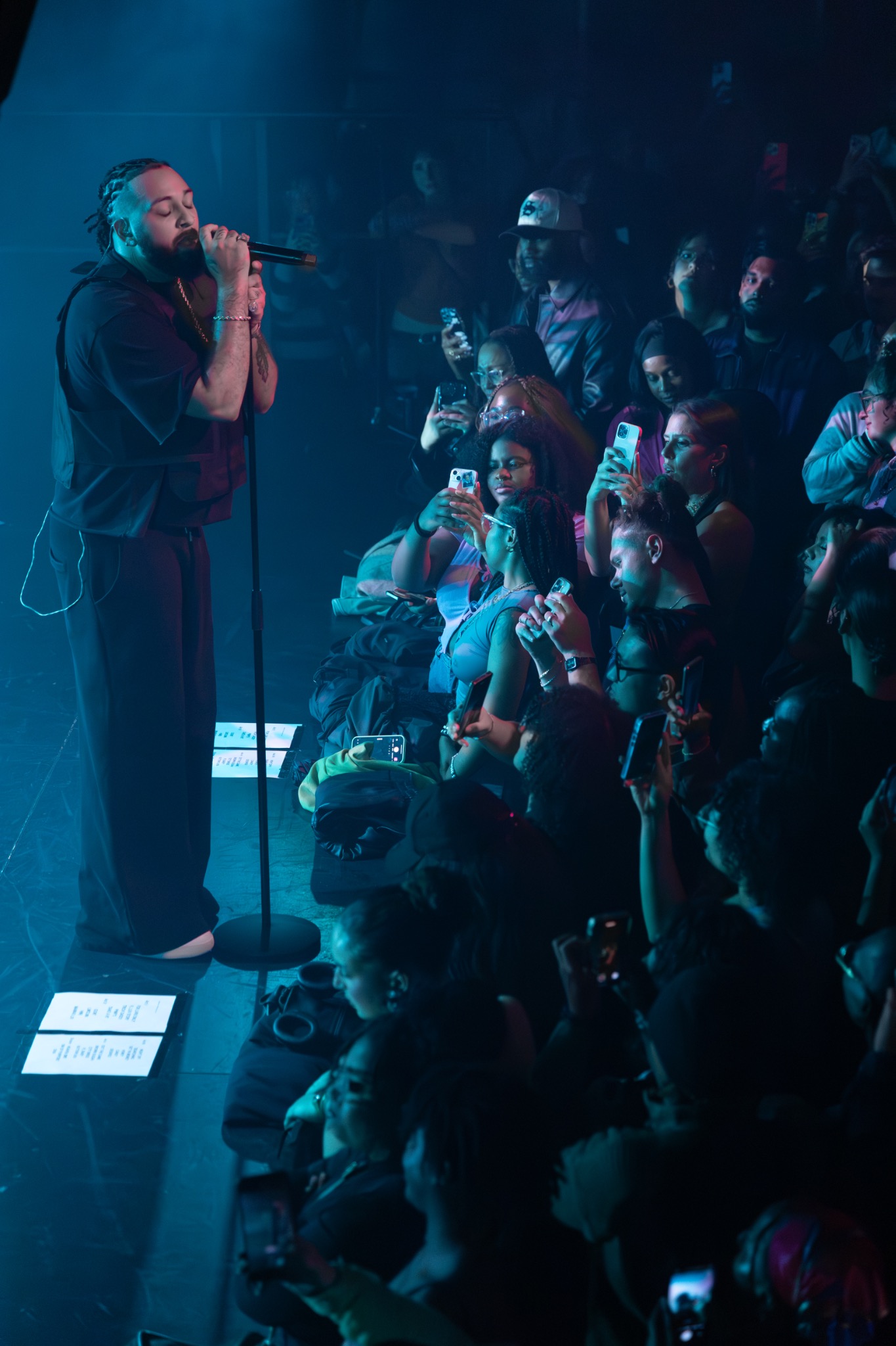Chanteur au bord de la scène face au public