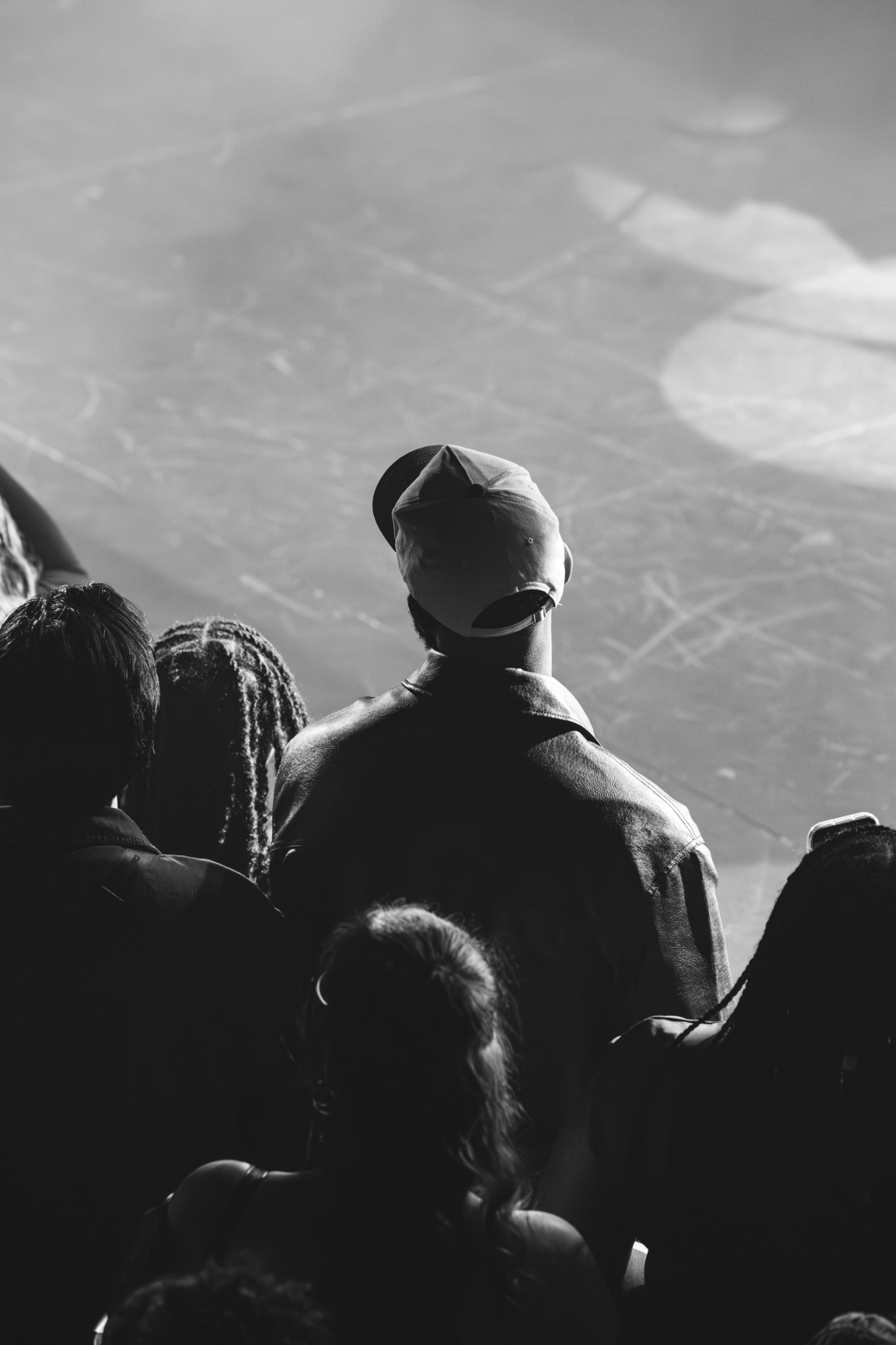 Silhouettes du public vues depuis la scène