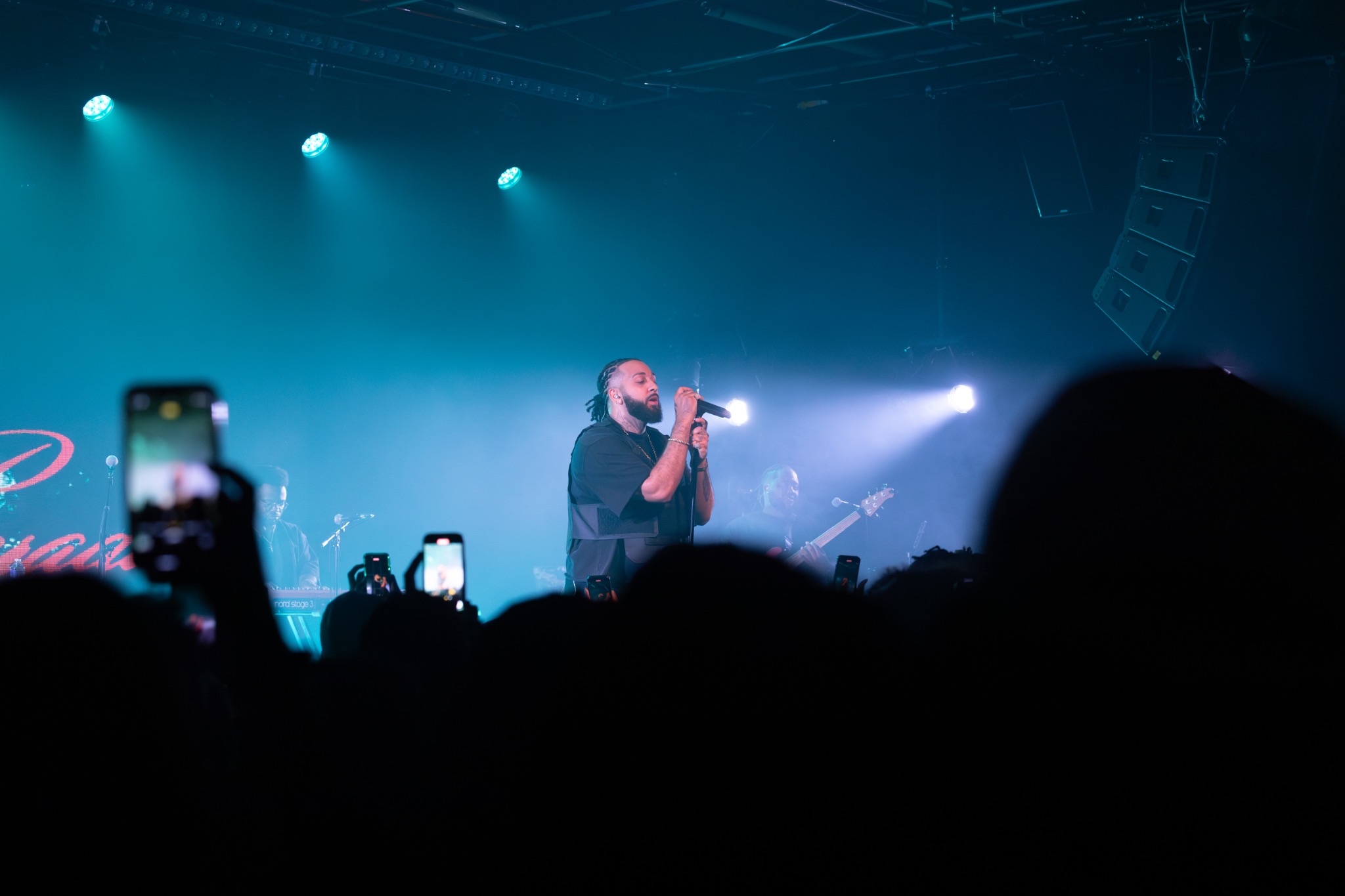 Chanteur sur scène sous une lumière bleue