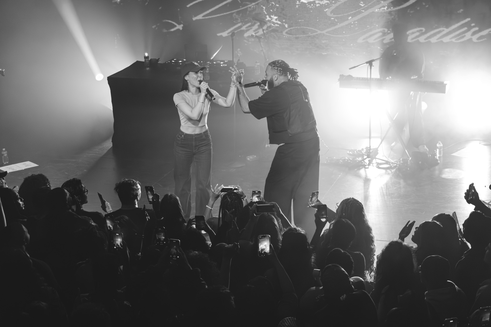 Duo d’artistes sur scène en noir et blanc