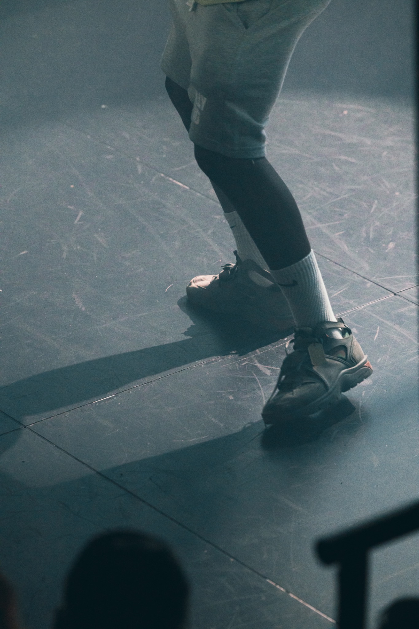 Détail des chaussures d’un artiste sur scène