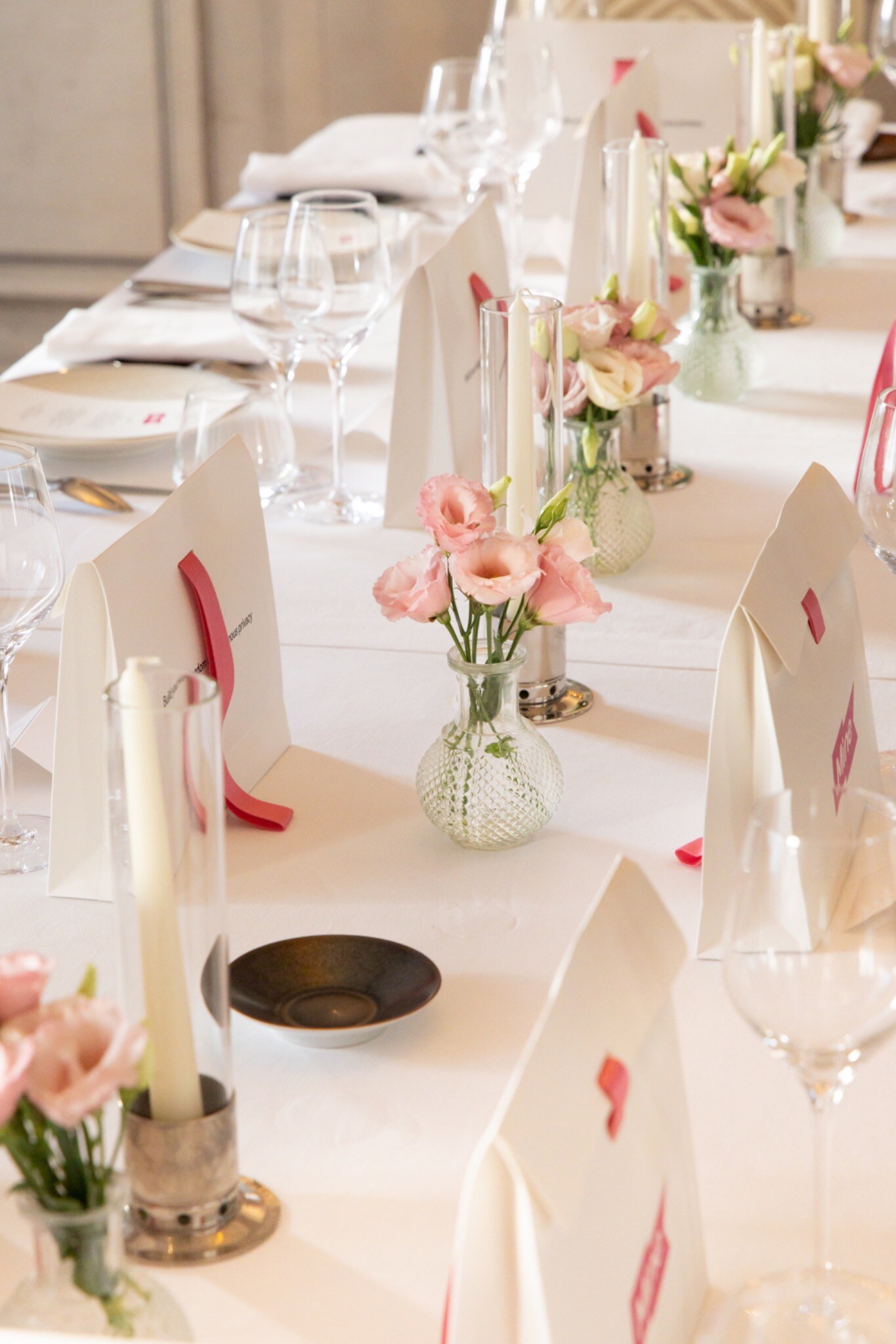Table fleurie préparée pour un dîner corporate