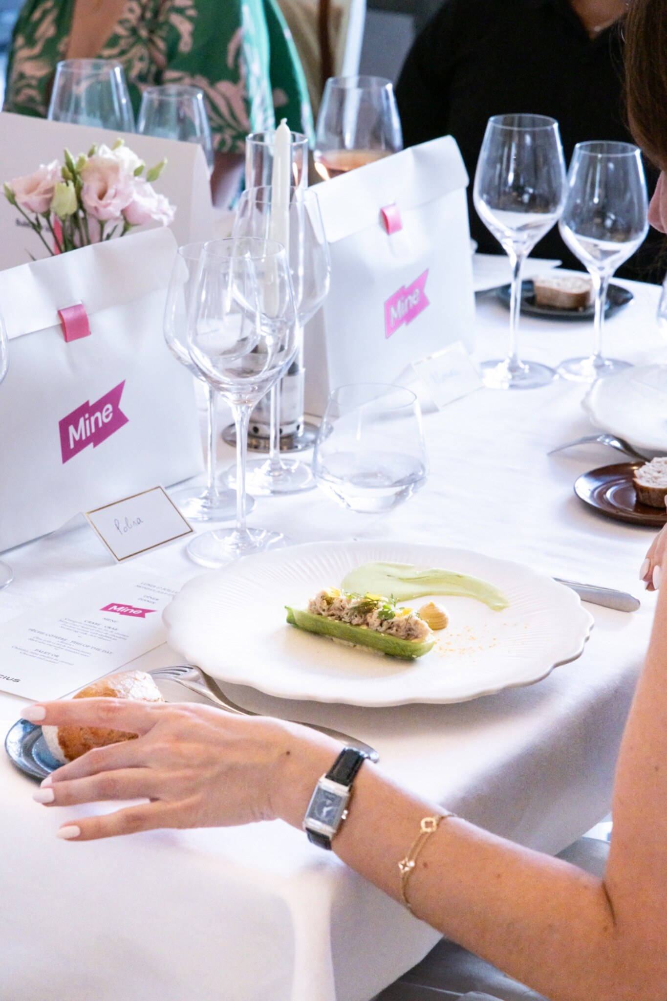 Déjeuner de marque et assiette dressée