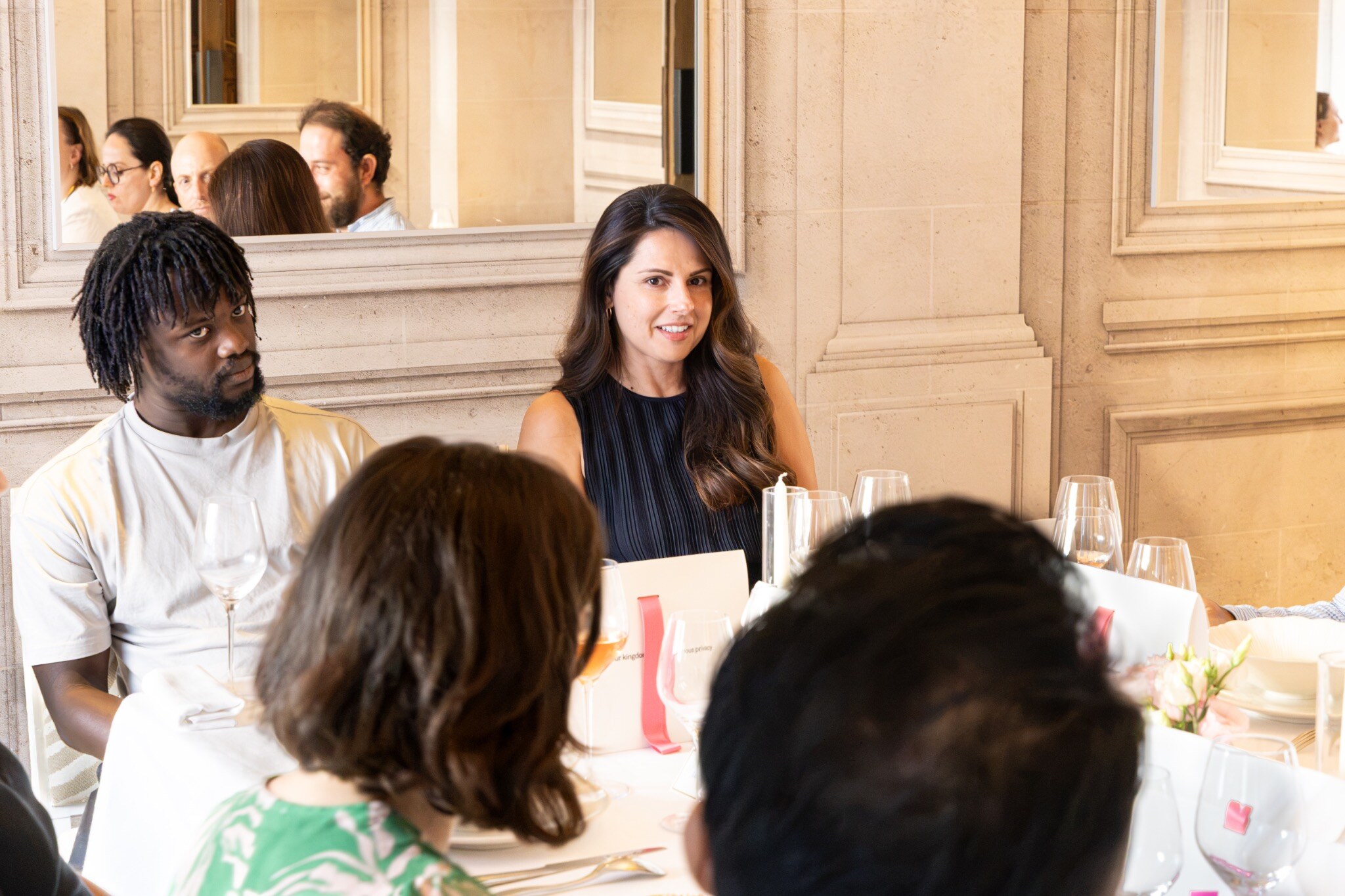 Invités réunis autour d’un dîner corporate