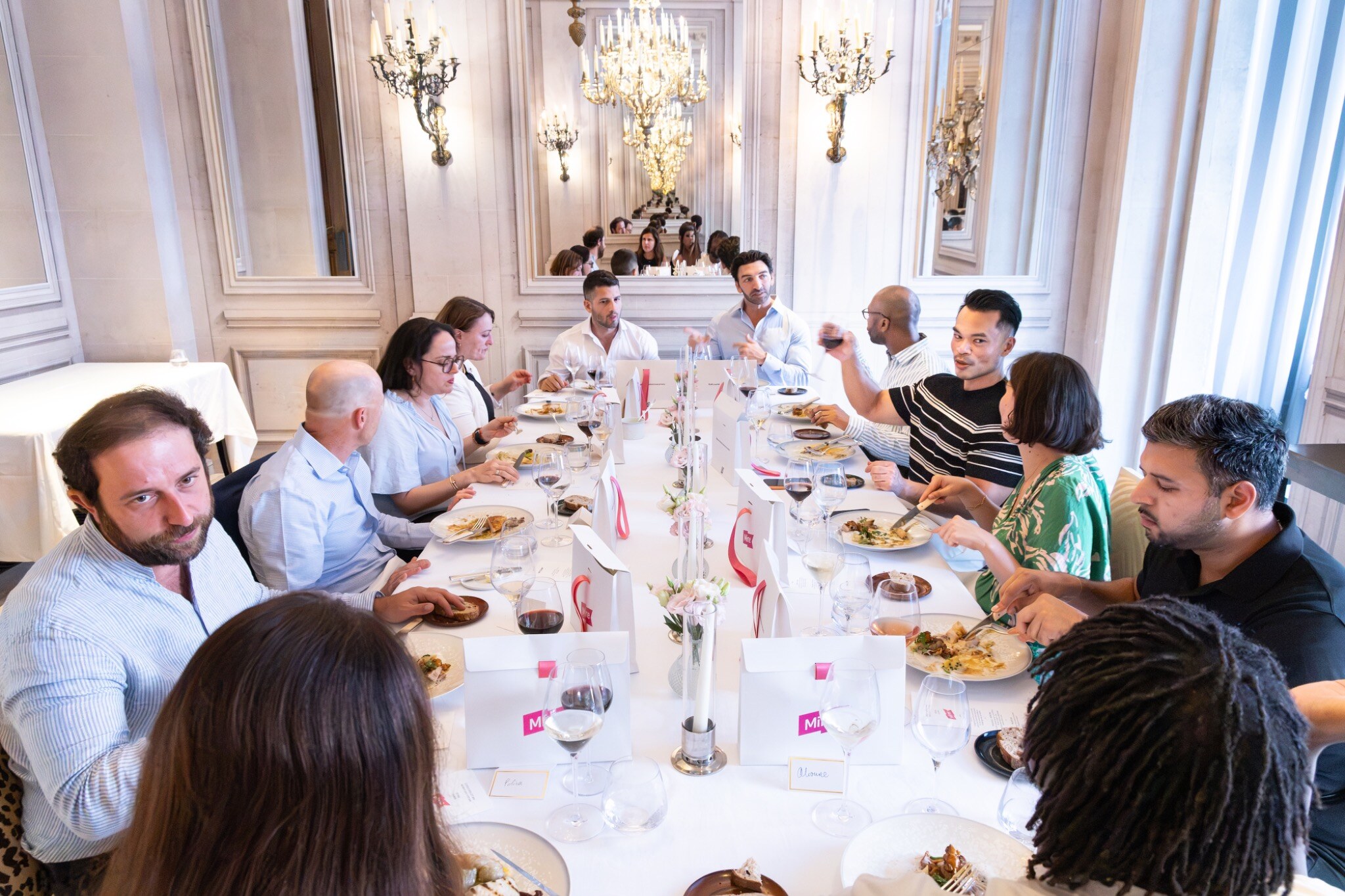 Groupe réuni autour d’une grande table