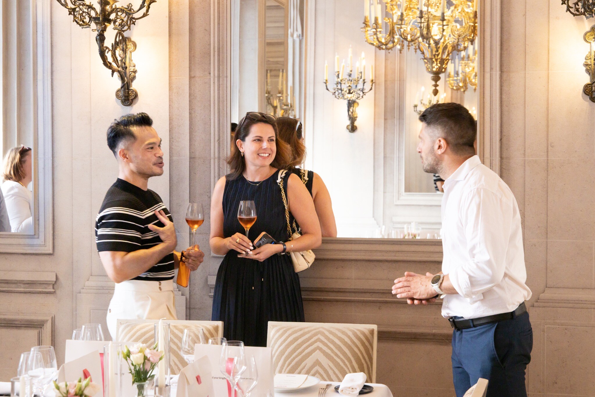 Invités en discussion lors de la réception