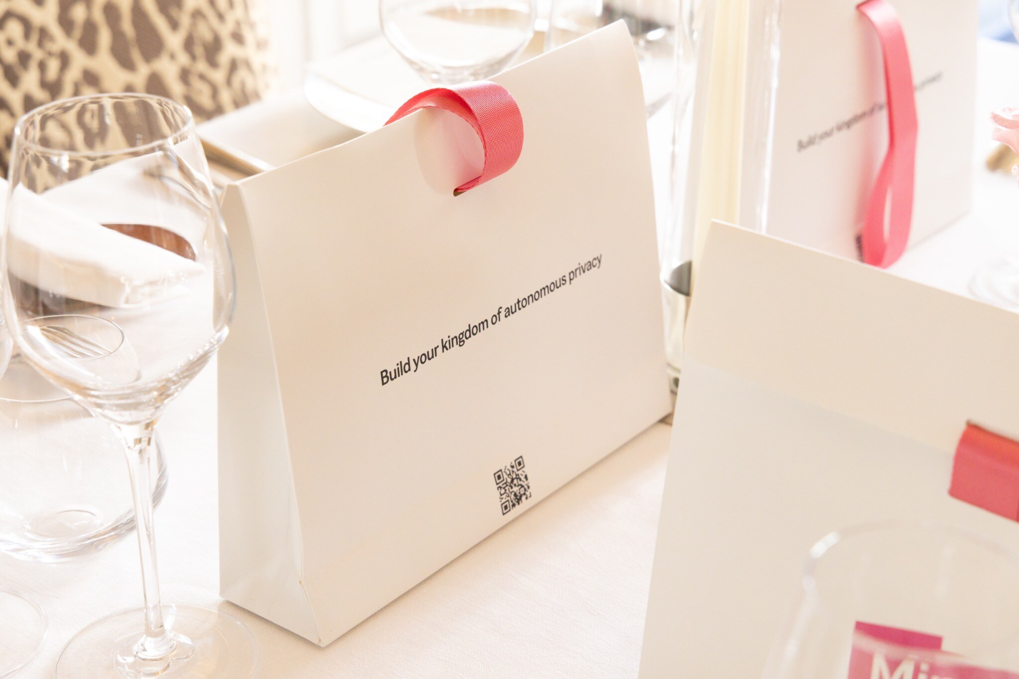 Carton de marque disposé sur la table