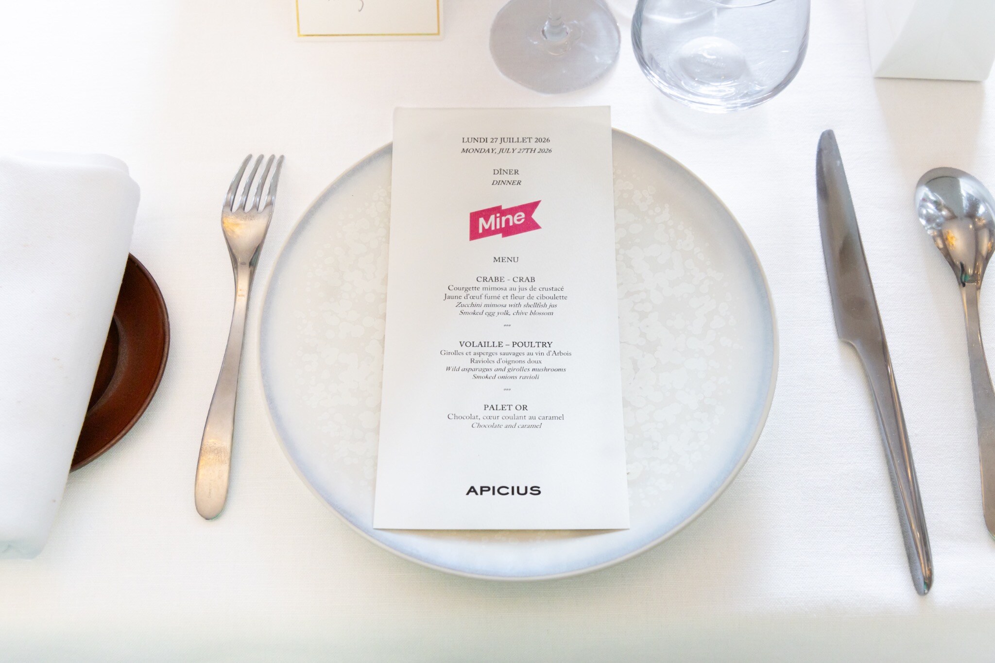 Menu imprimé posé sur une assiette