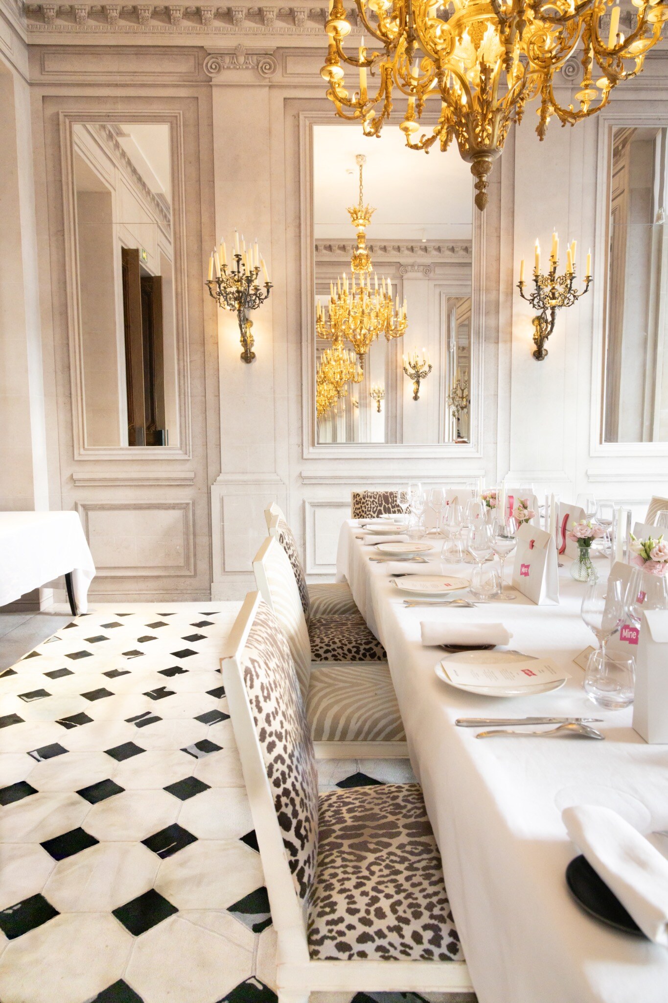 Salle à manger dressée avant l’arrivée des invités