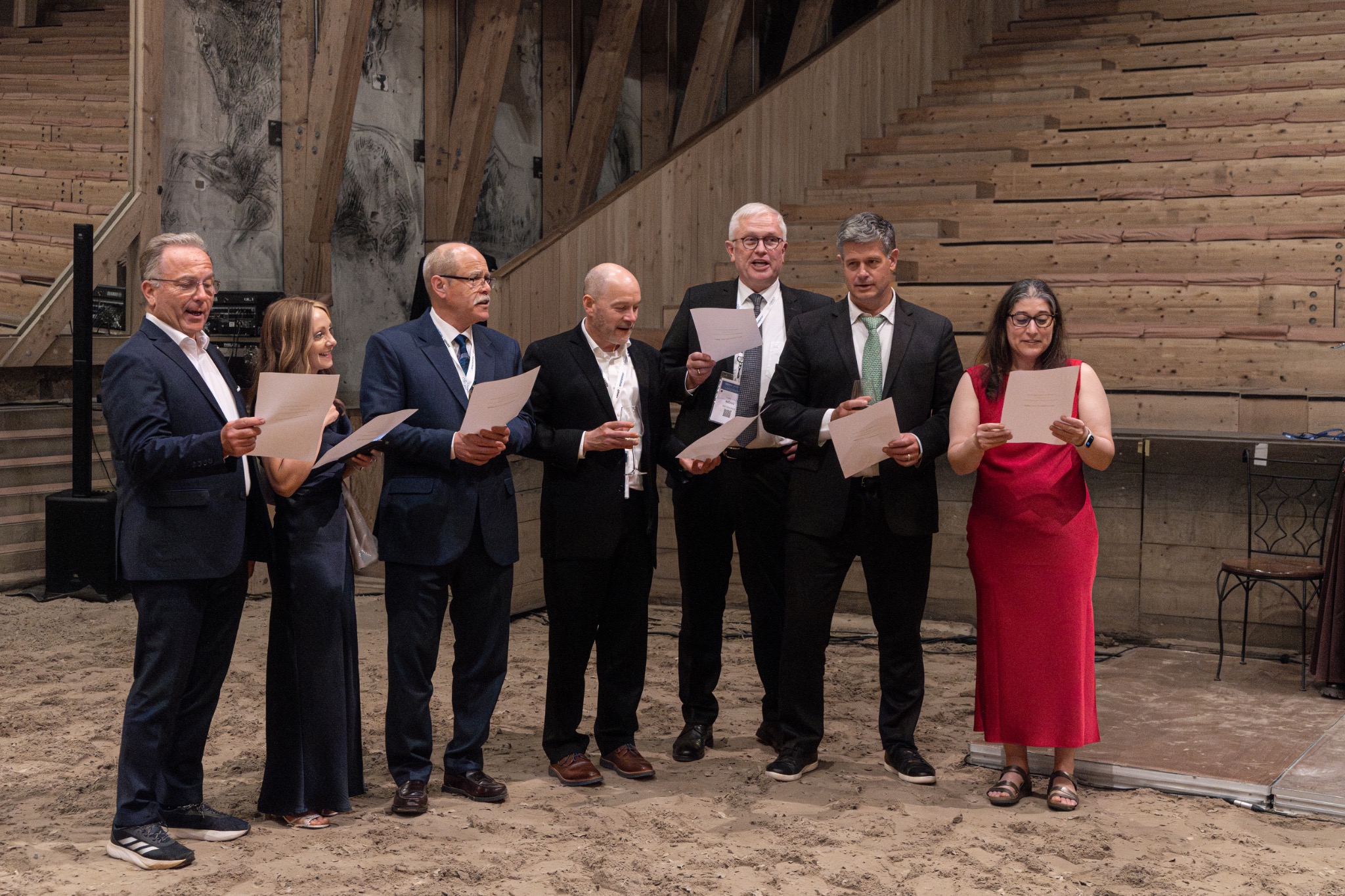 Groupe de dirigeants réunis sur scène