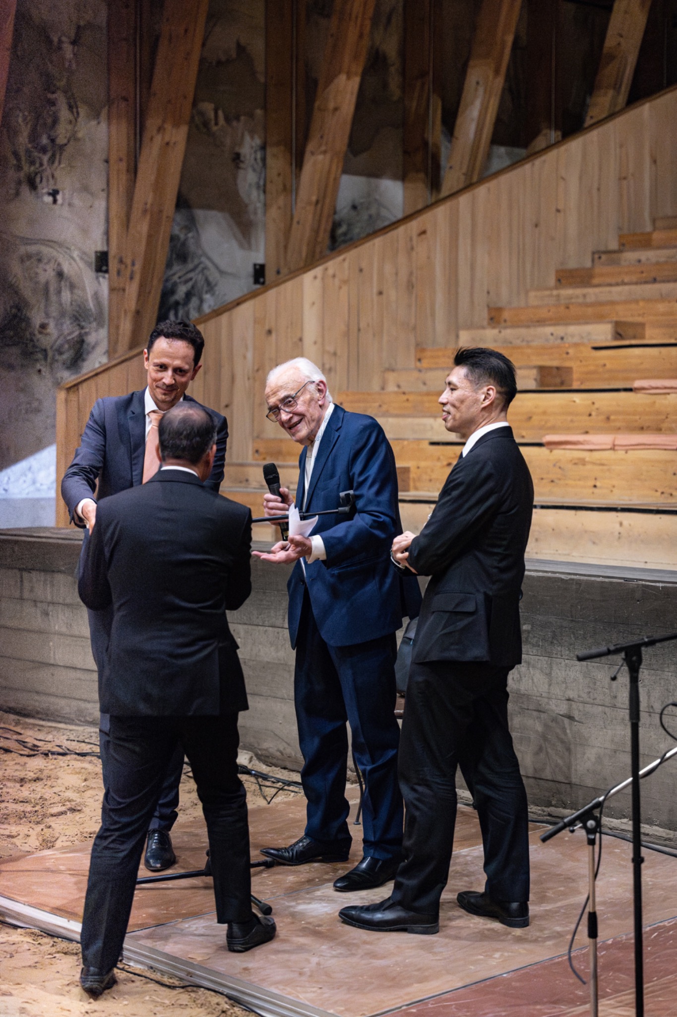 Remise lors d’une cérémonie institutionnelle