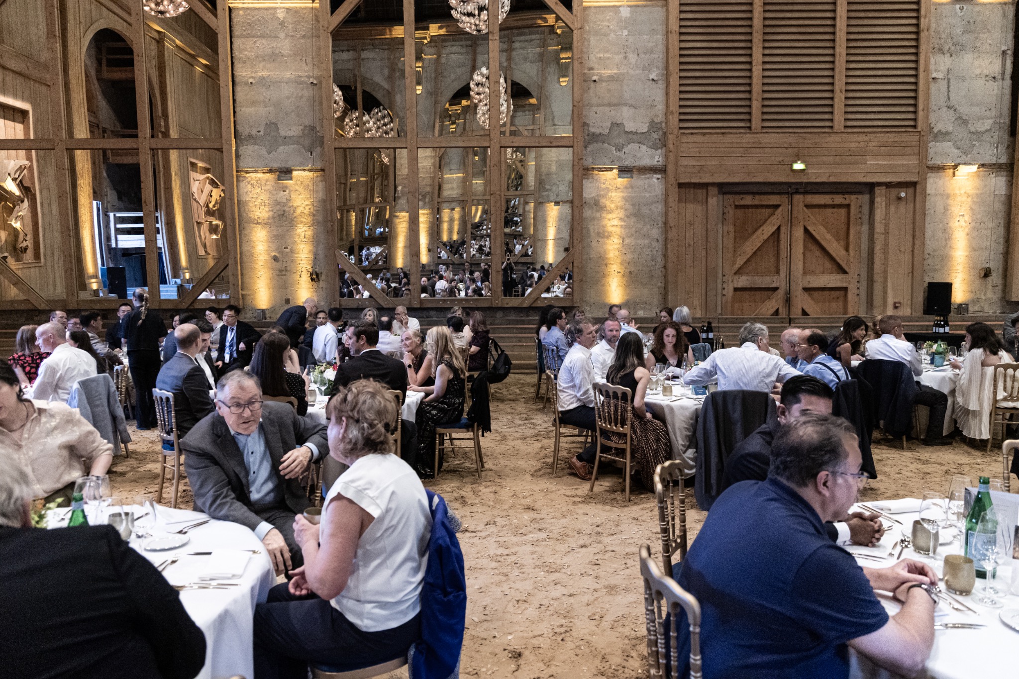 Dîner de gala dans une salle historique