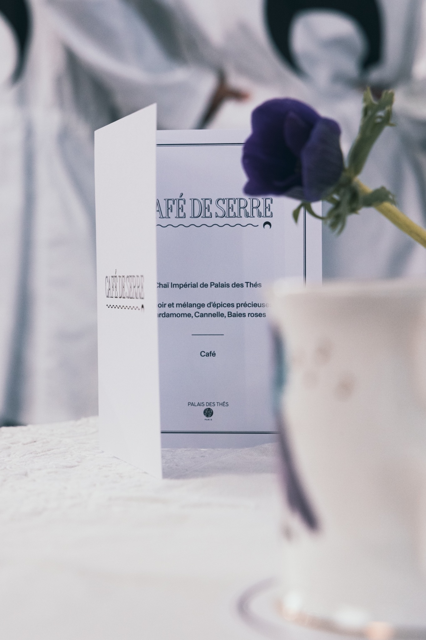 Menu et fleur lors d’un événement privé