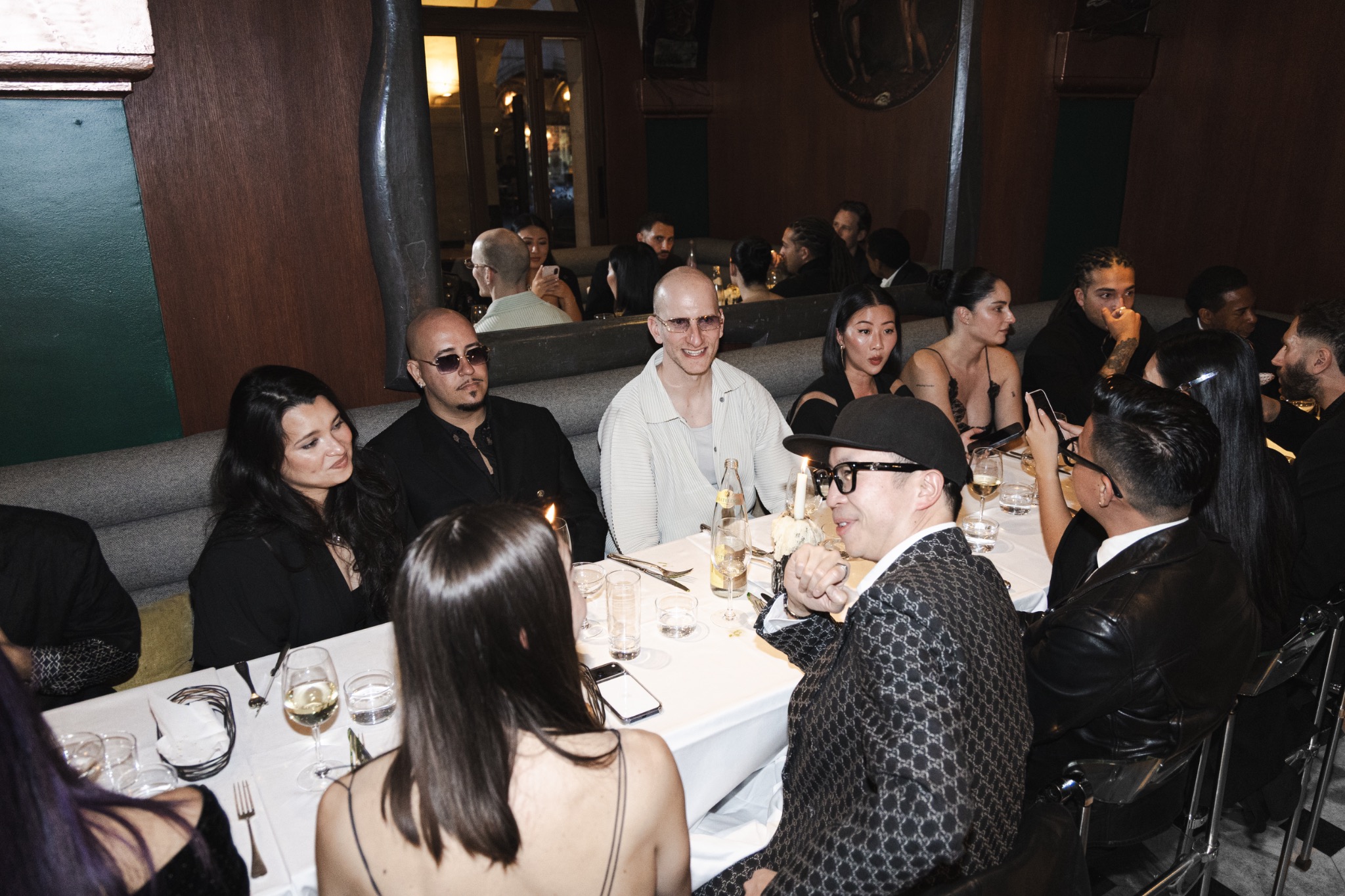 Invités réunis autour d’une table lors d’un dîner privé