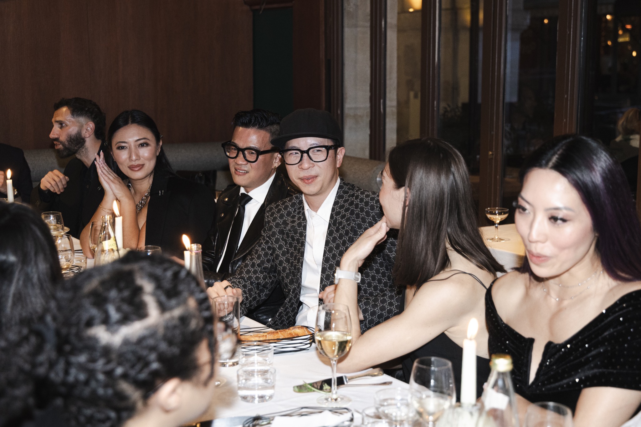 Portraits d’invités pendant un dîner privé