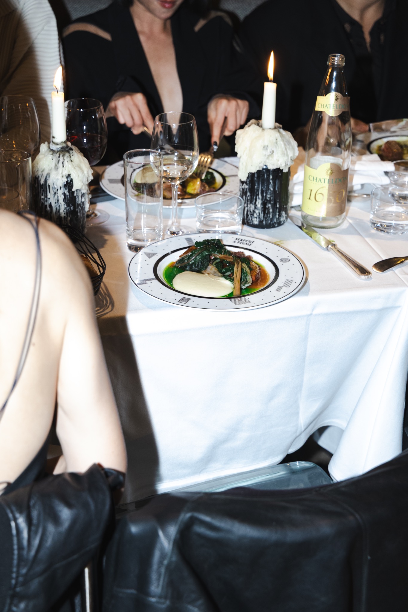 Détail de table et dîner aux chandelles