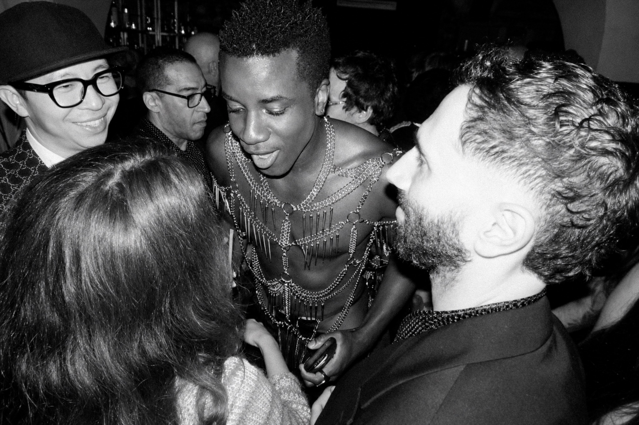 Scène de soirée en noir et blanc