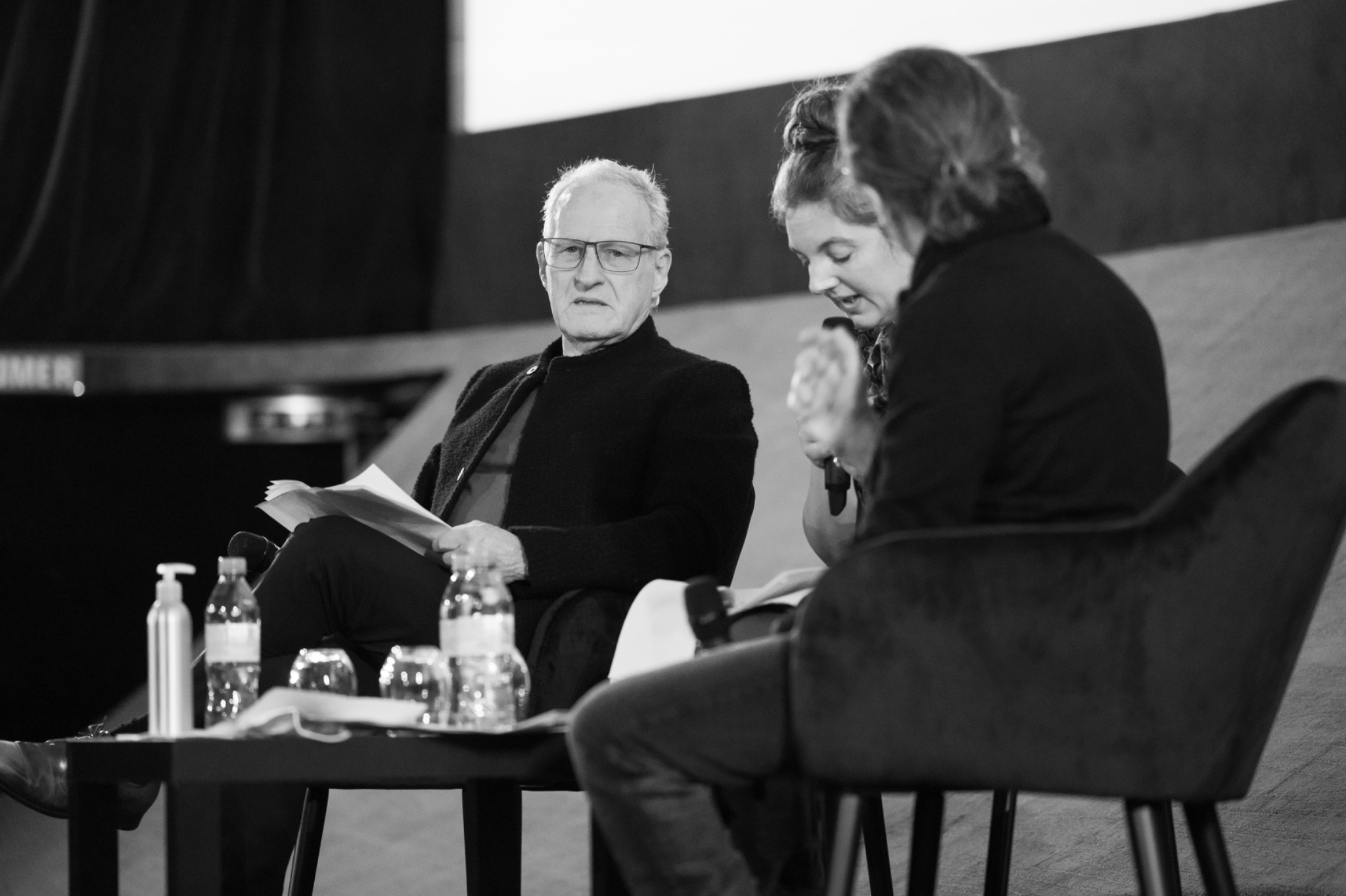 Discussion sur scène lors d’une rencontre culturelle
