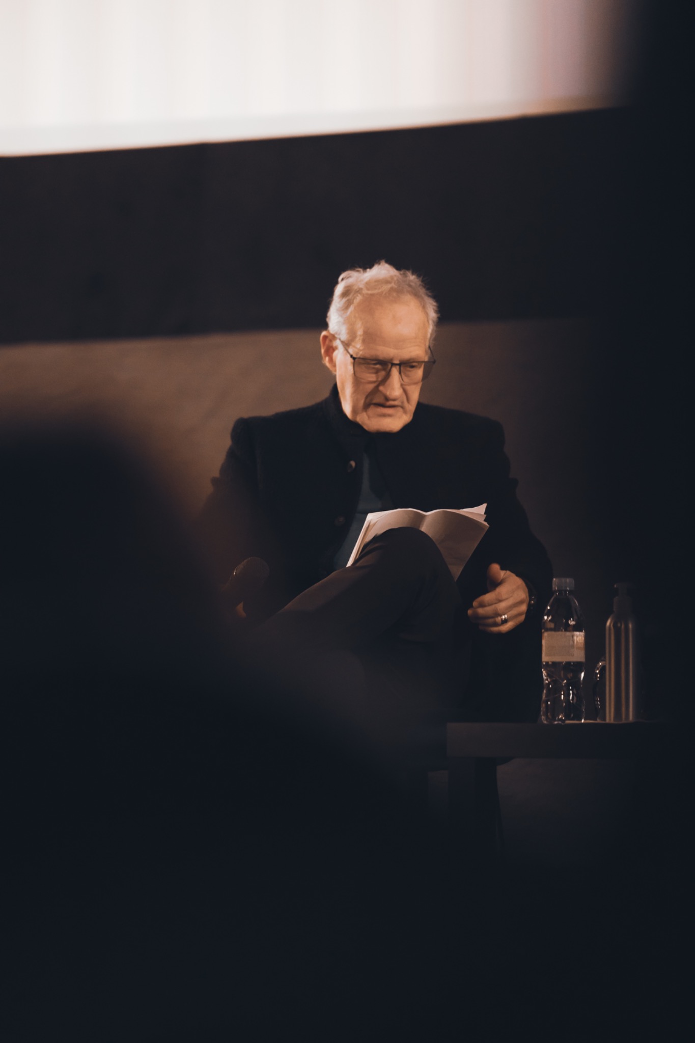 Intervenant relisant ses notes sur scène