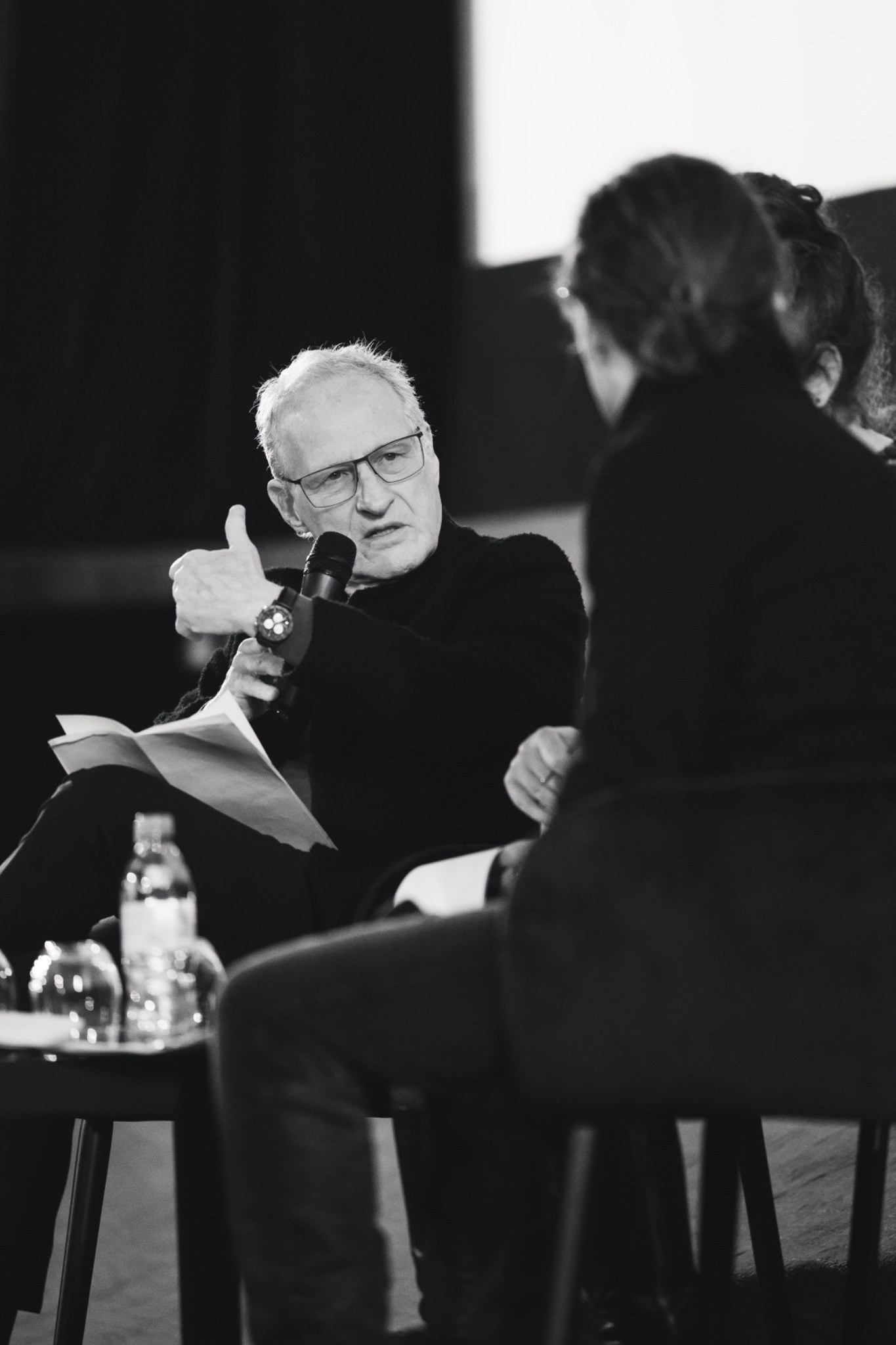 Échange avec une intervenante pendant une table ronde