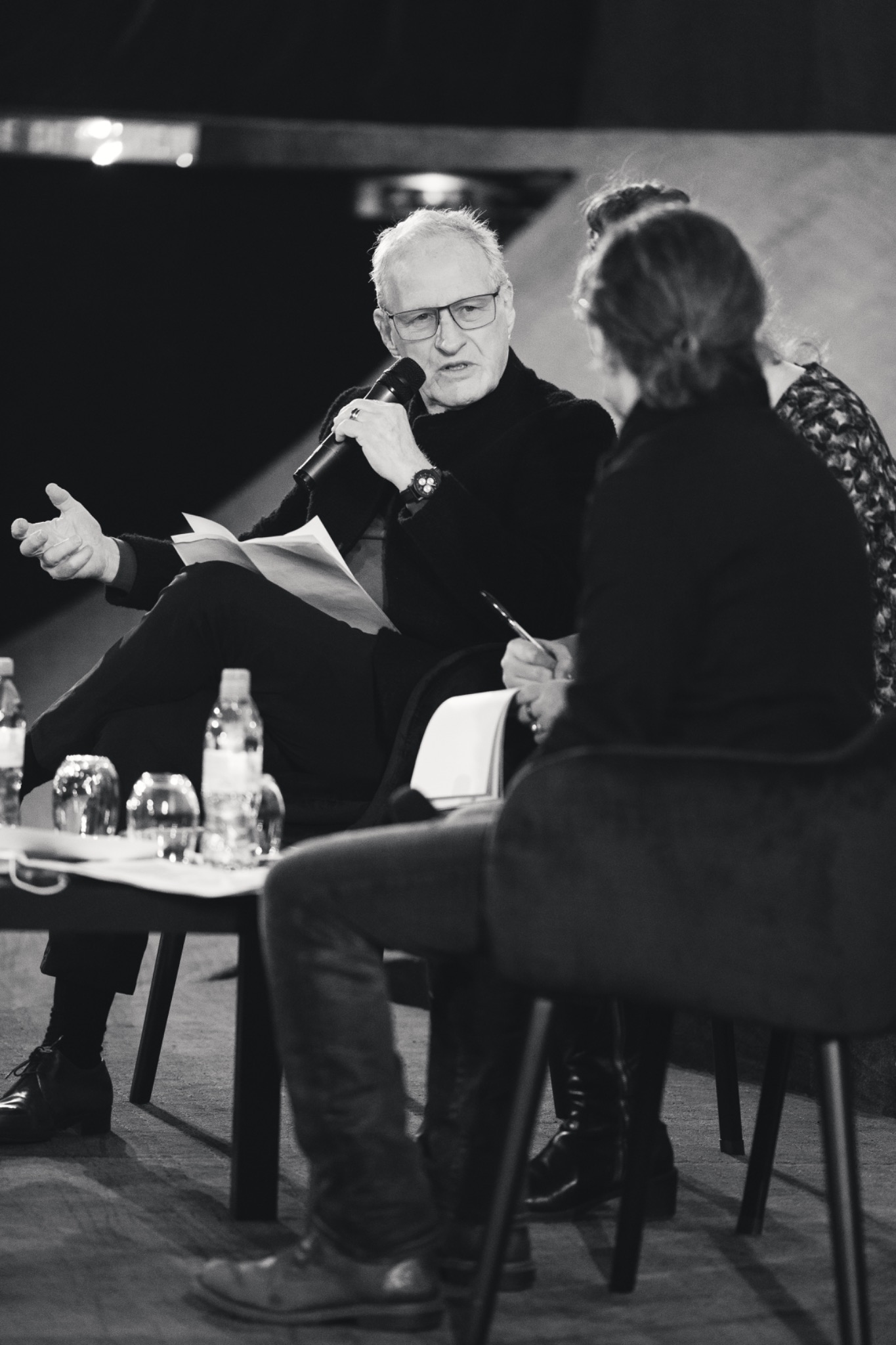 Discussion au micro pendant une table ronde