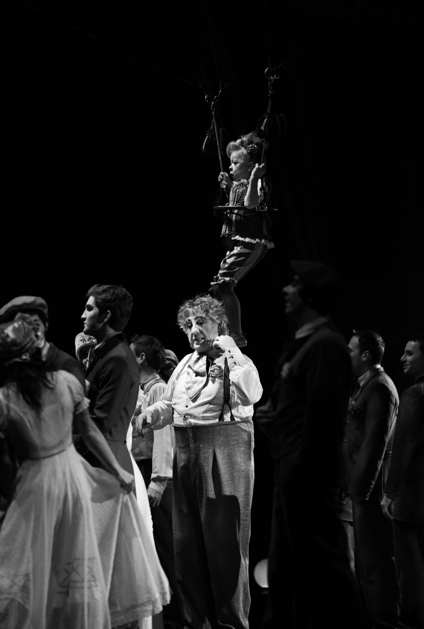 Troupe de spectacle et artiste suspendue sur scène