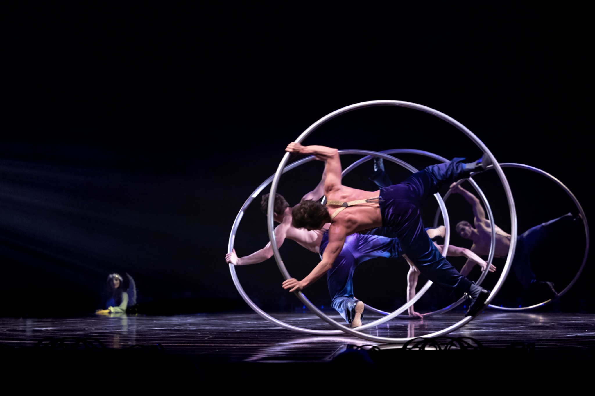 Performance chorégraphique avec roues Cyr