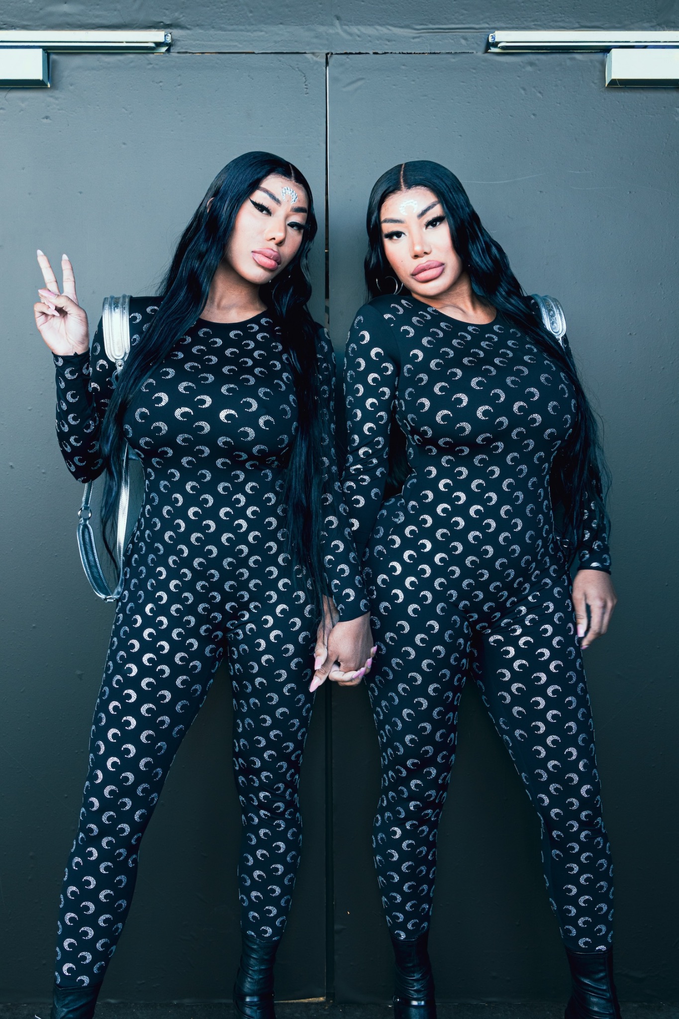 Portrait de deux invitées en tenues graphiques