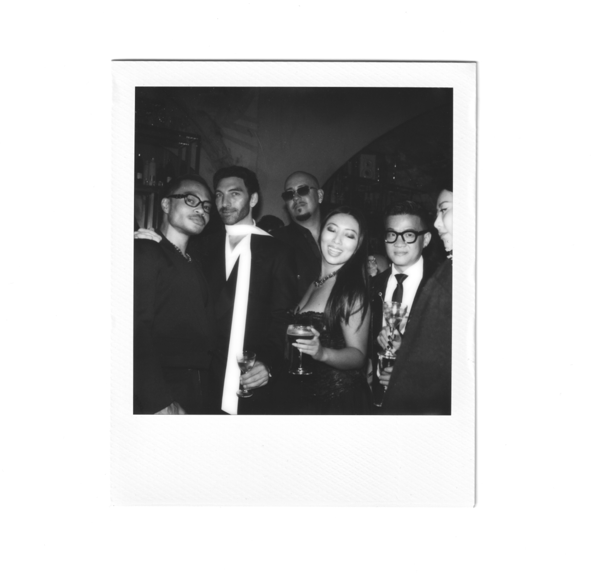 Photographie instantanée d’un groupe d’invités