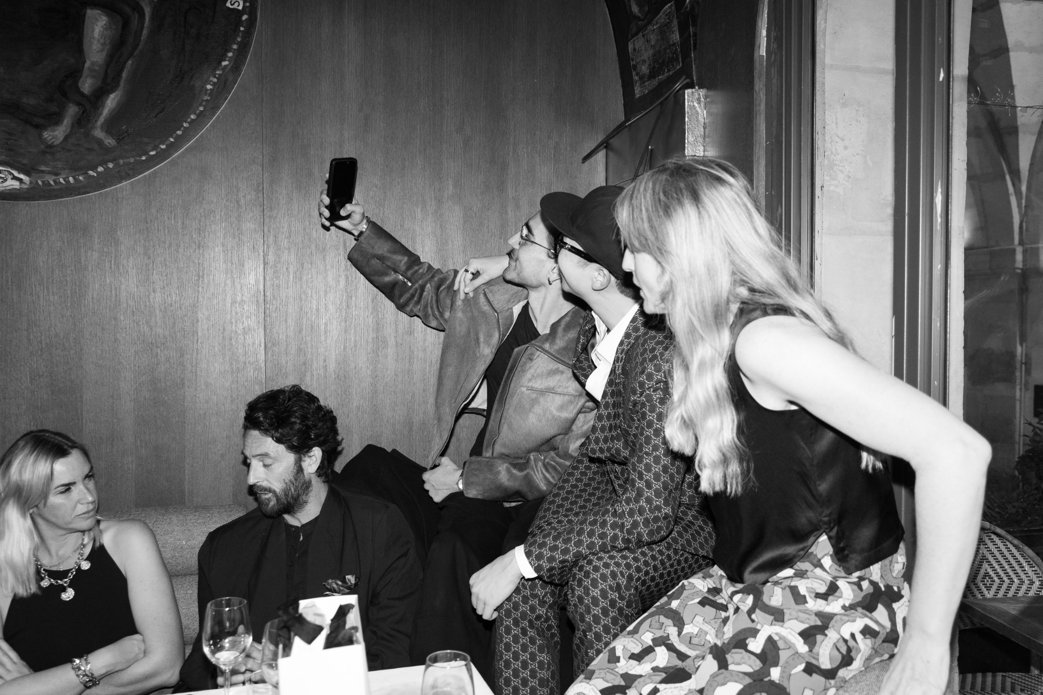 Selfie spontané entre invités lors d’une soirée
