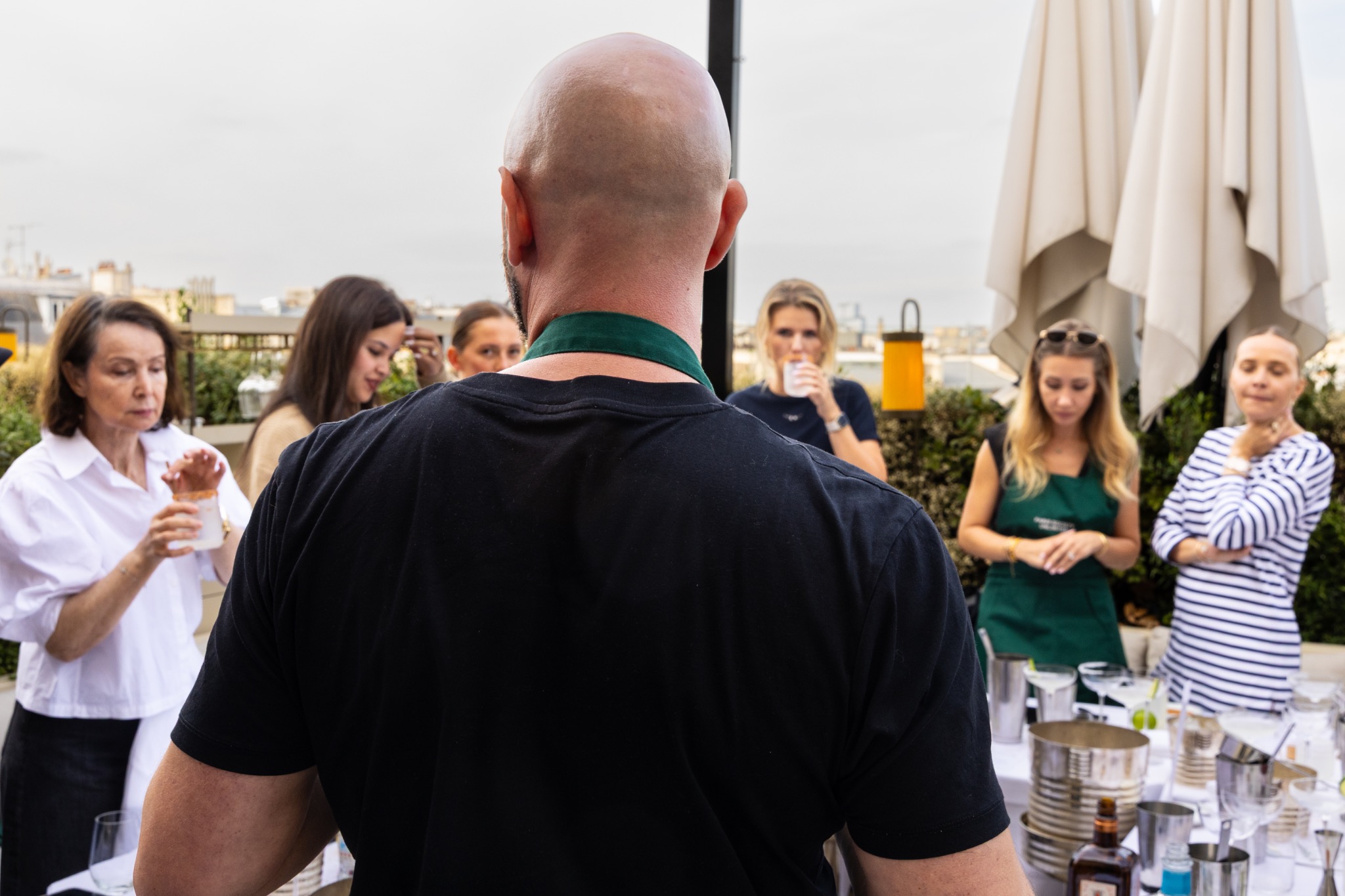 Présentation d’un atelier de mixologie sur un rooftop parisien