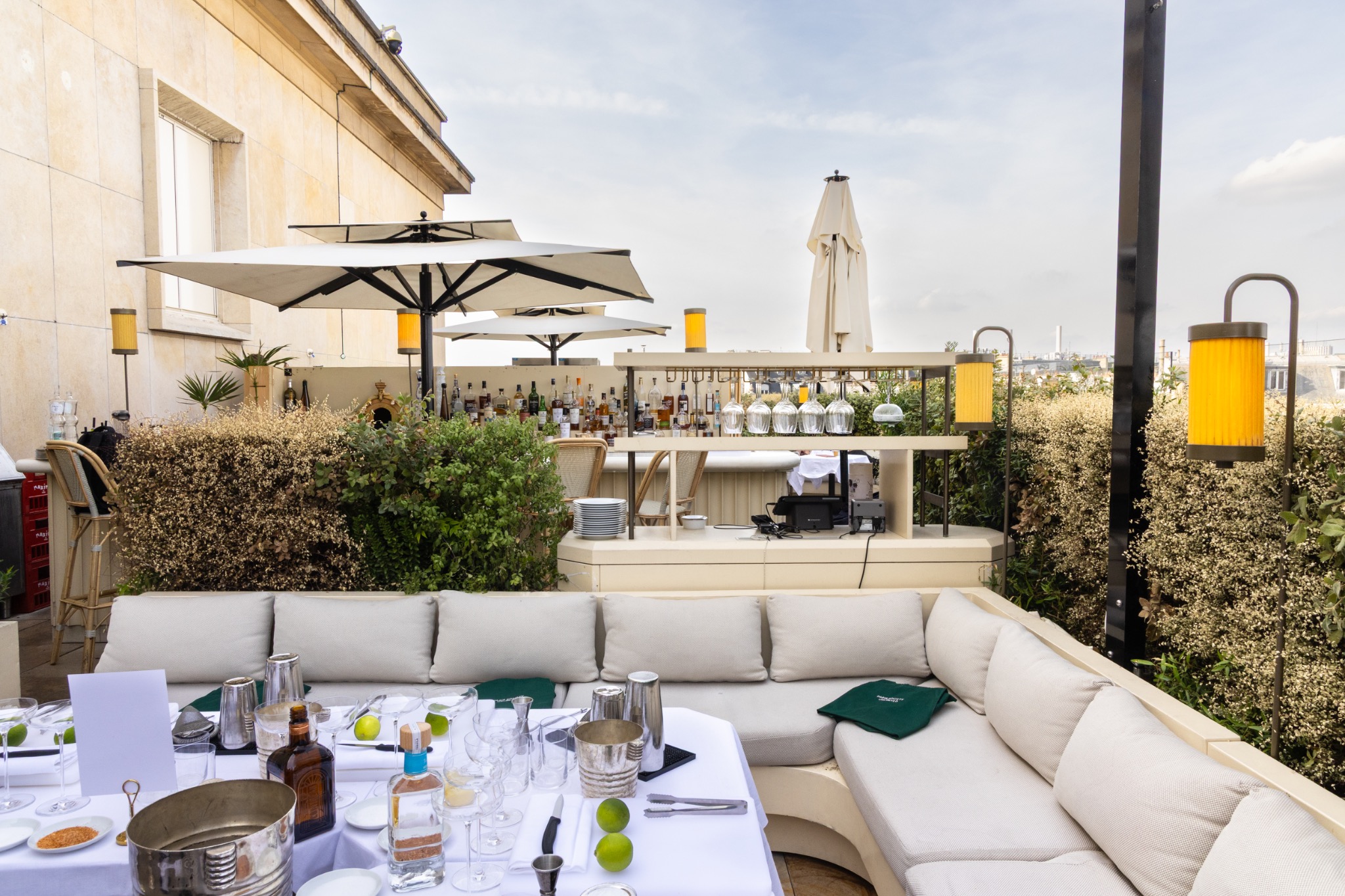 Terrasse préparée pour un événement privé en plein air