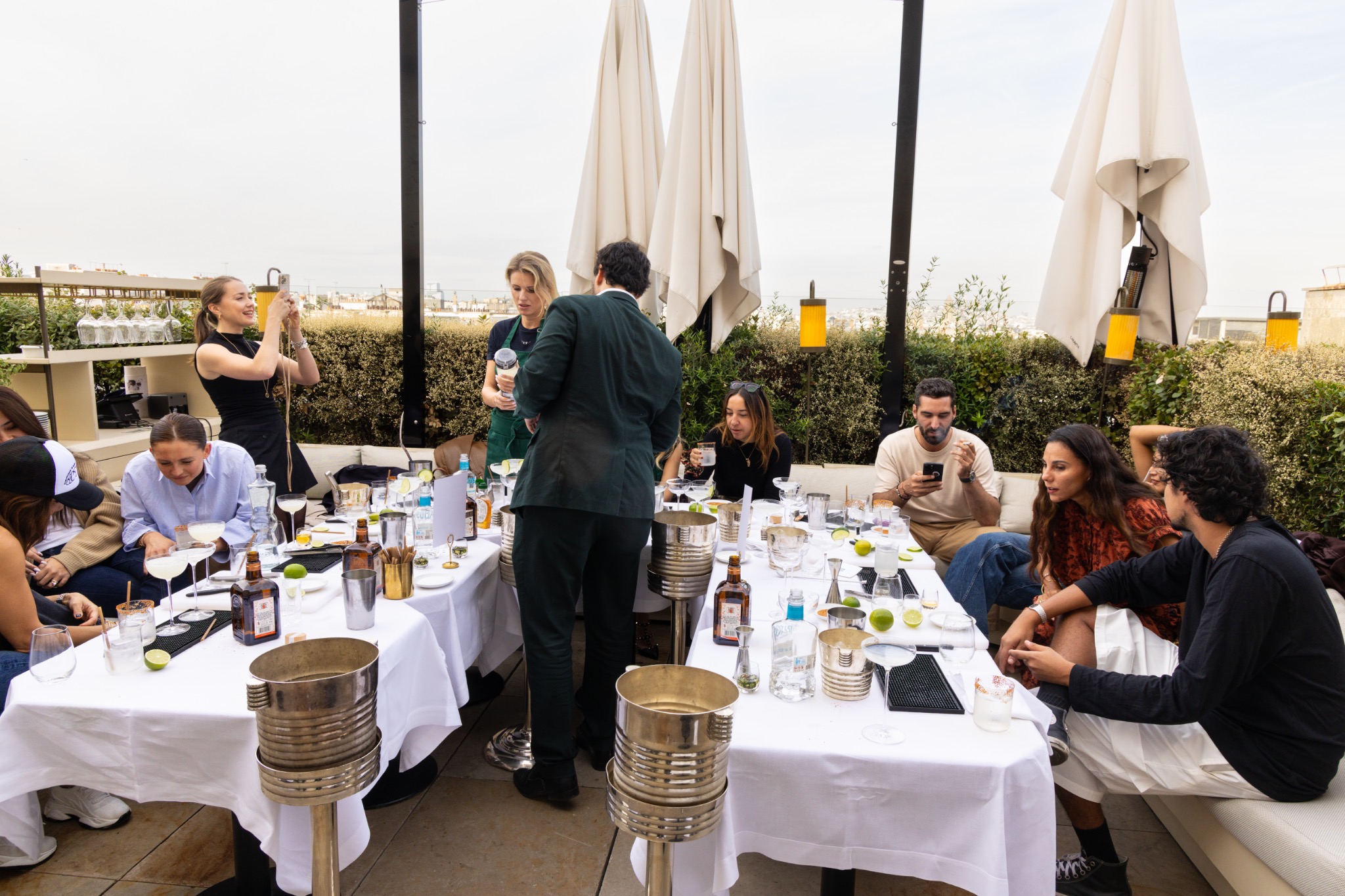 Vue d’ensemble d’un atelier de cocktails sur un rooftop