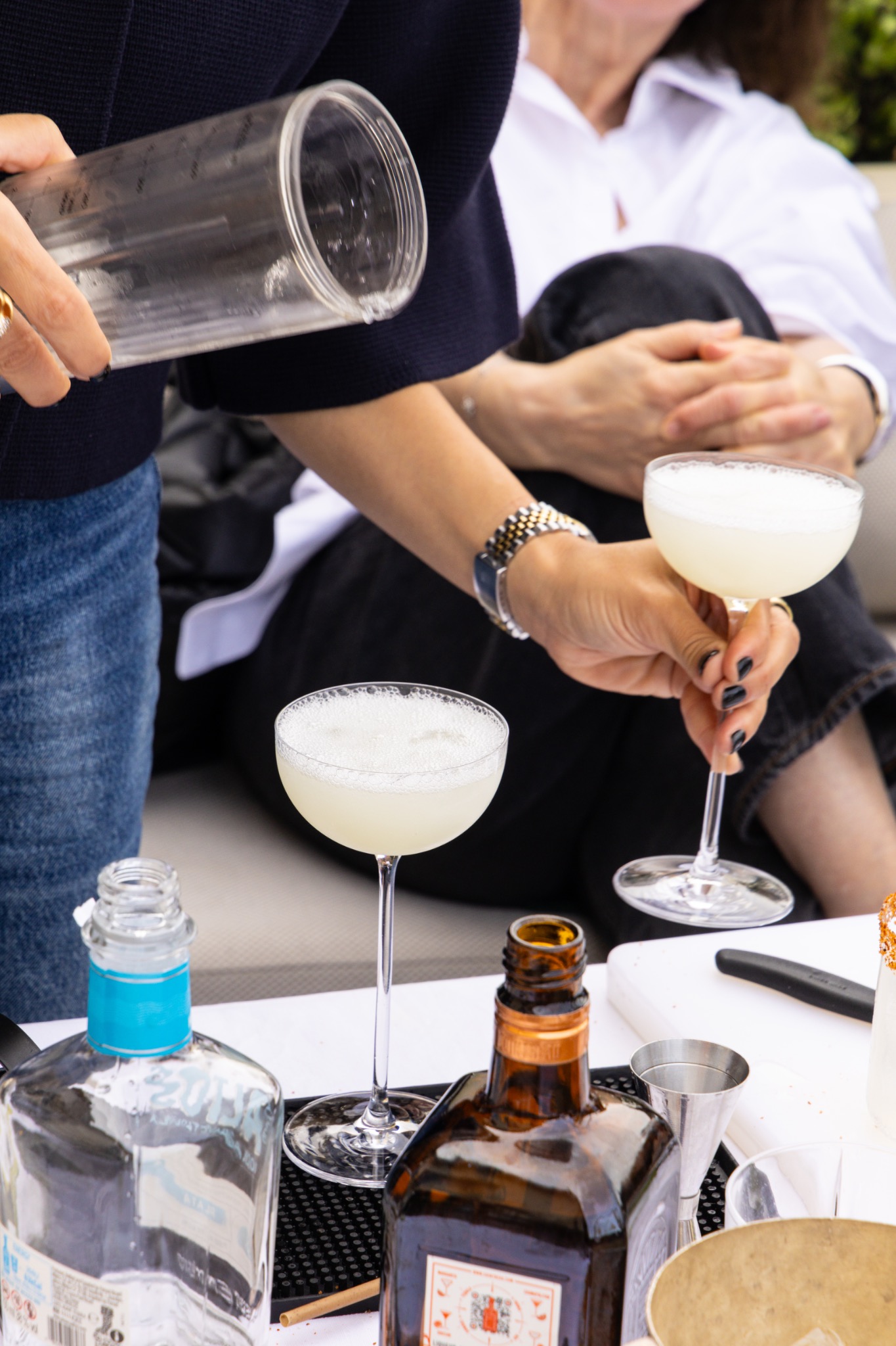 Cocktail versé dans une coupe pendant une démonstration