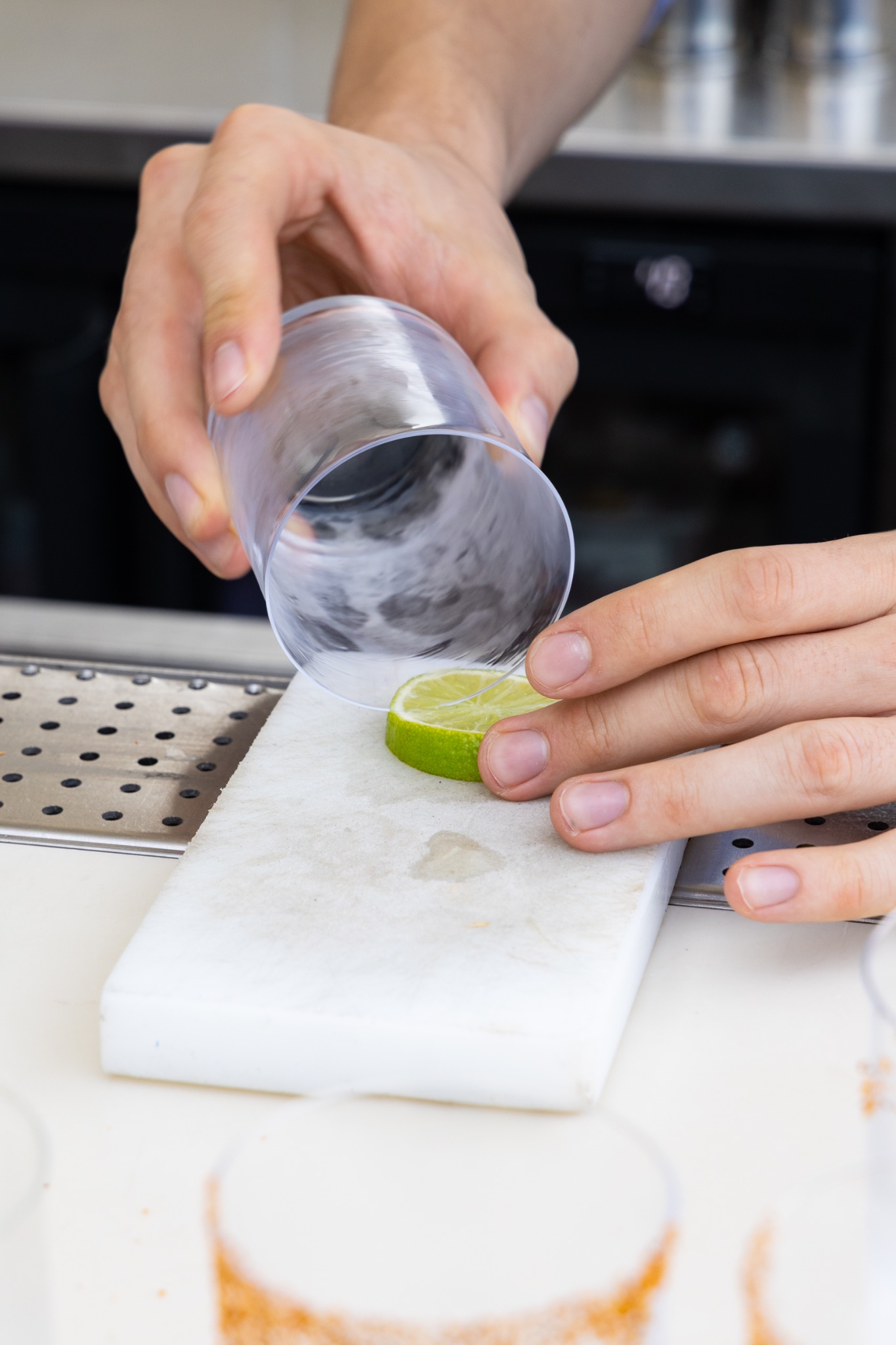 Préparation d’un citron vert pour un cocktail
