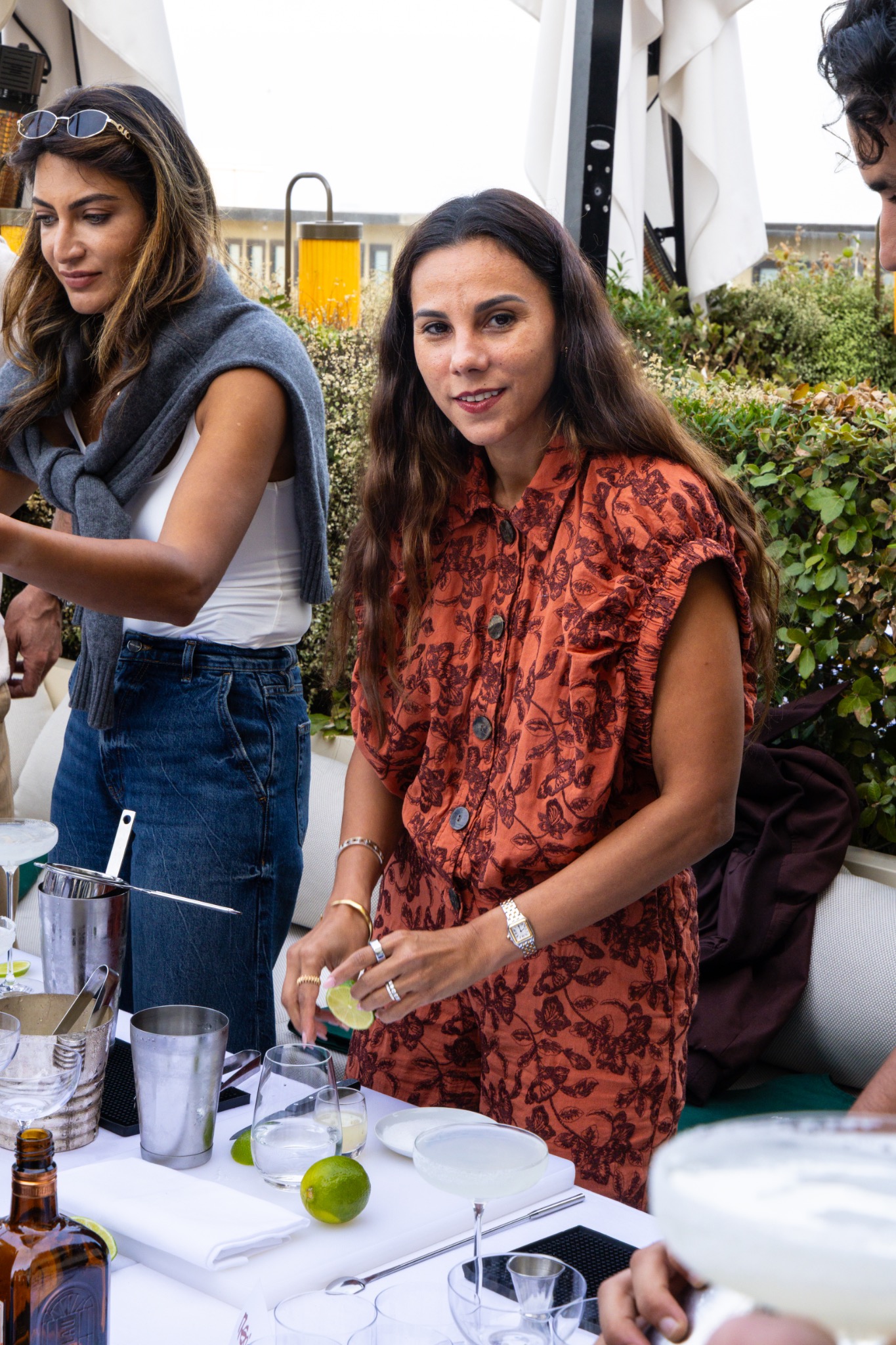 Invitée participant à la préparation d’un cocktail