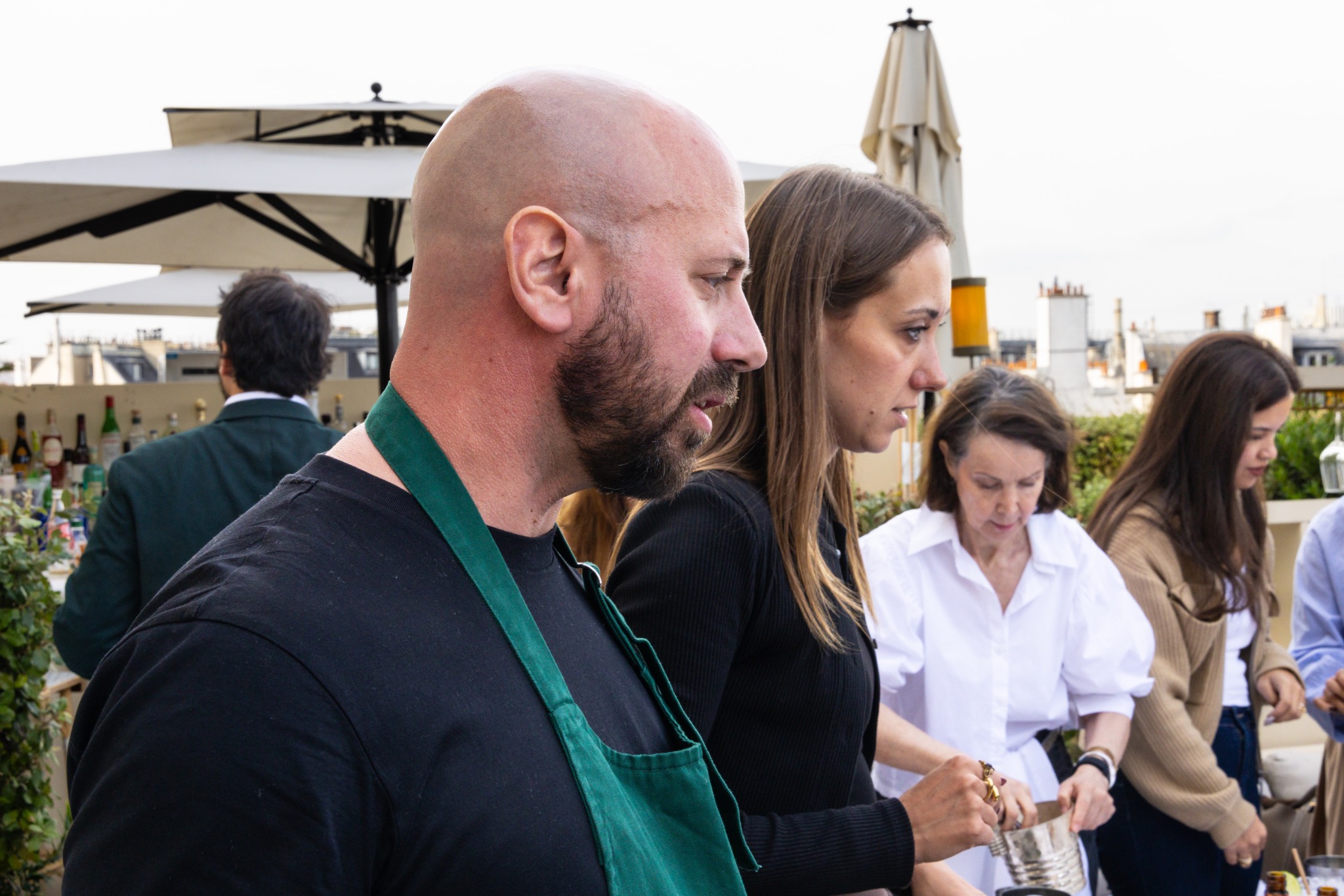 Barman guidant les participantes pendant l’atelier