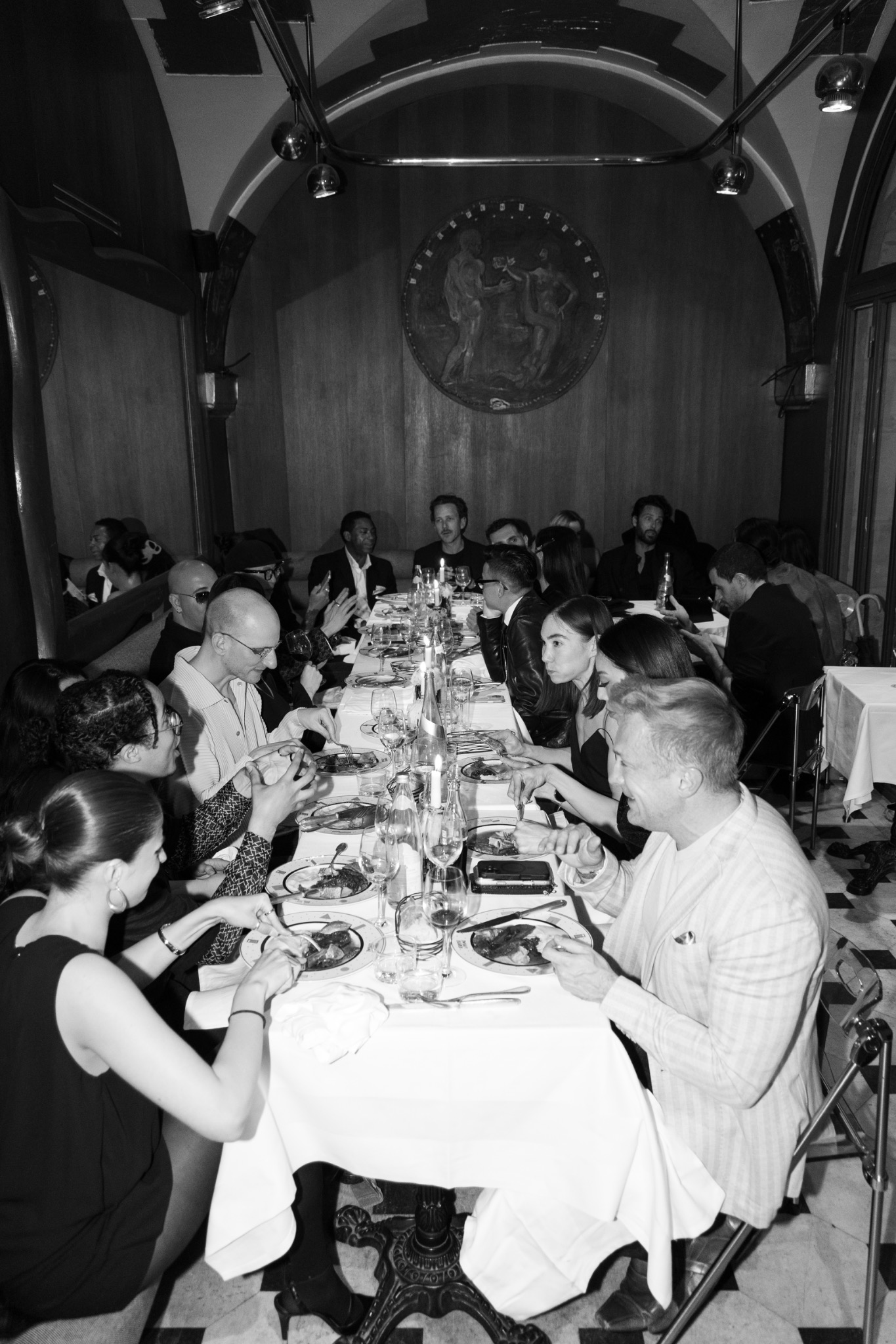 Dîner événementiel réunissant les invités autour d’une grande table