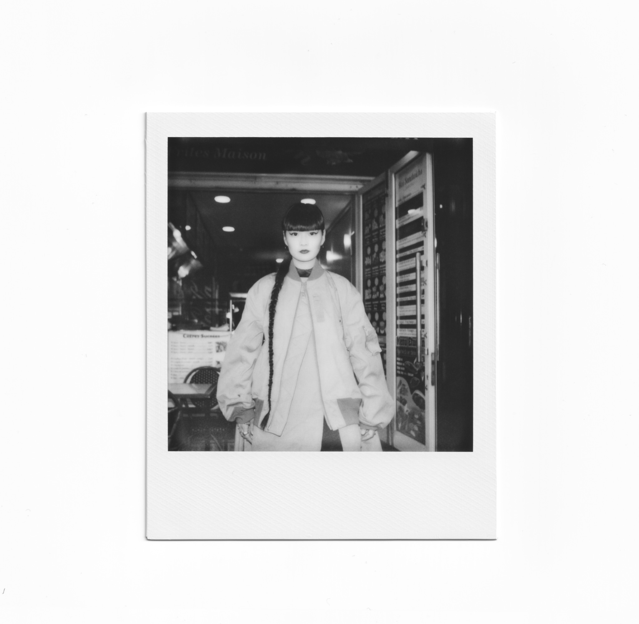 Portrait de mode au Polaroid avec longue tresse