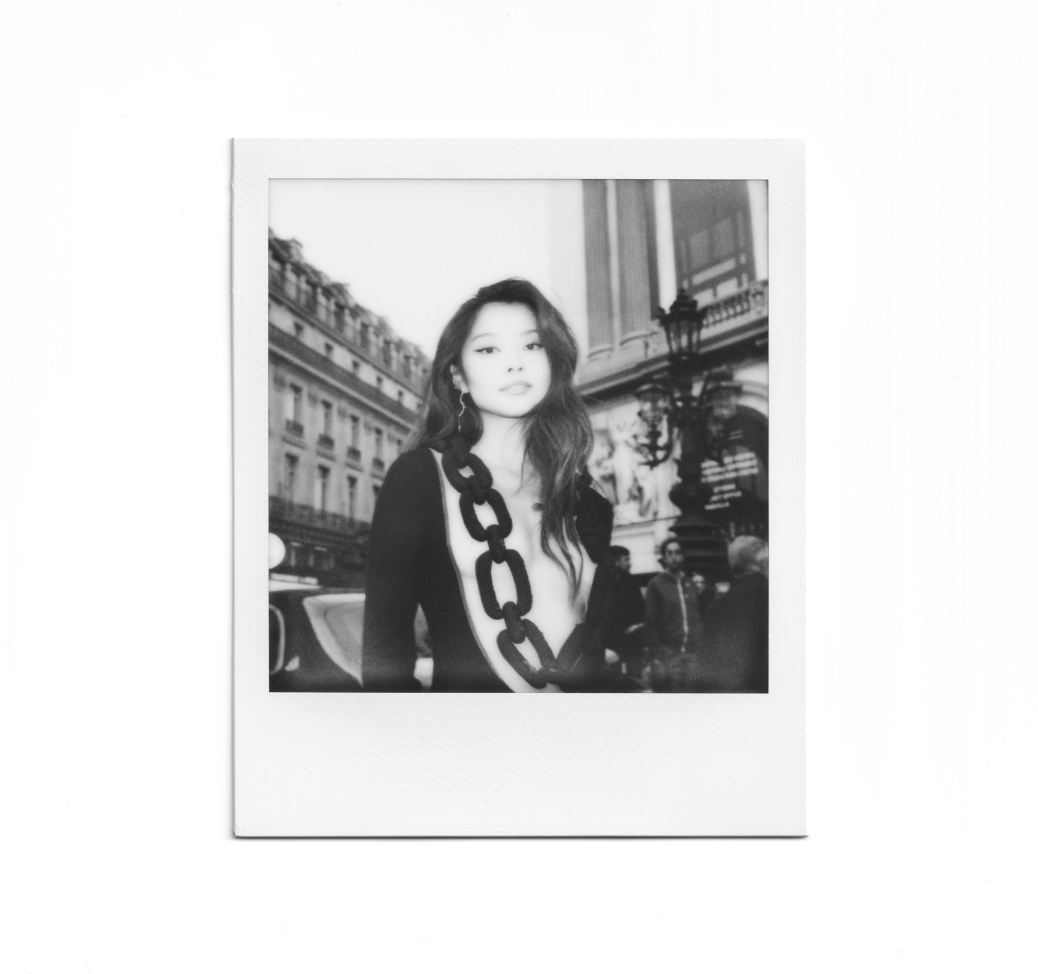 Portrait de mode au Polaroid en tenue à maillons