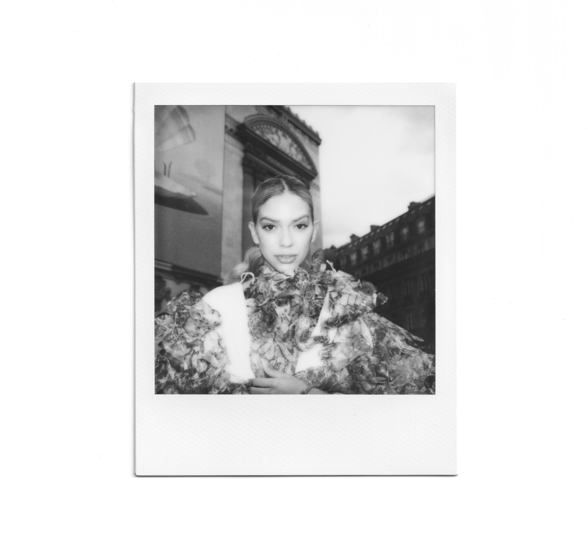 Portrait de mode au Polaroid en tenue florale
