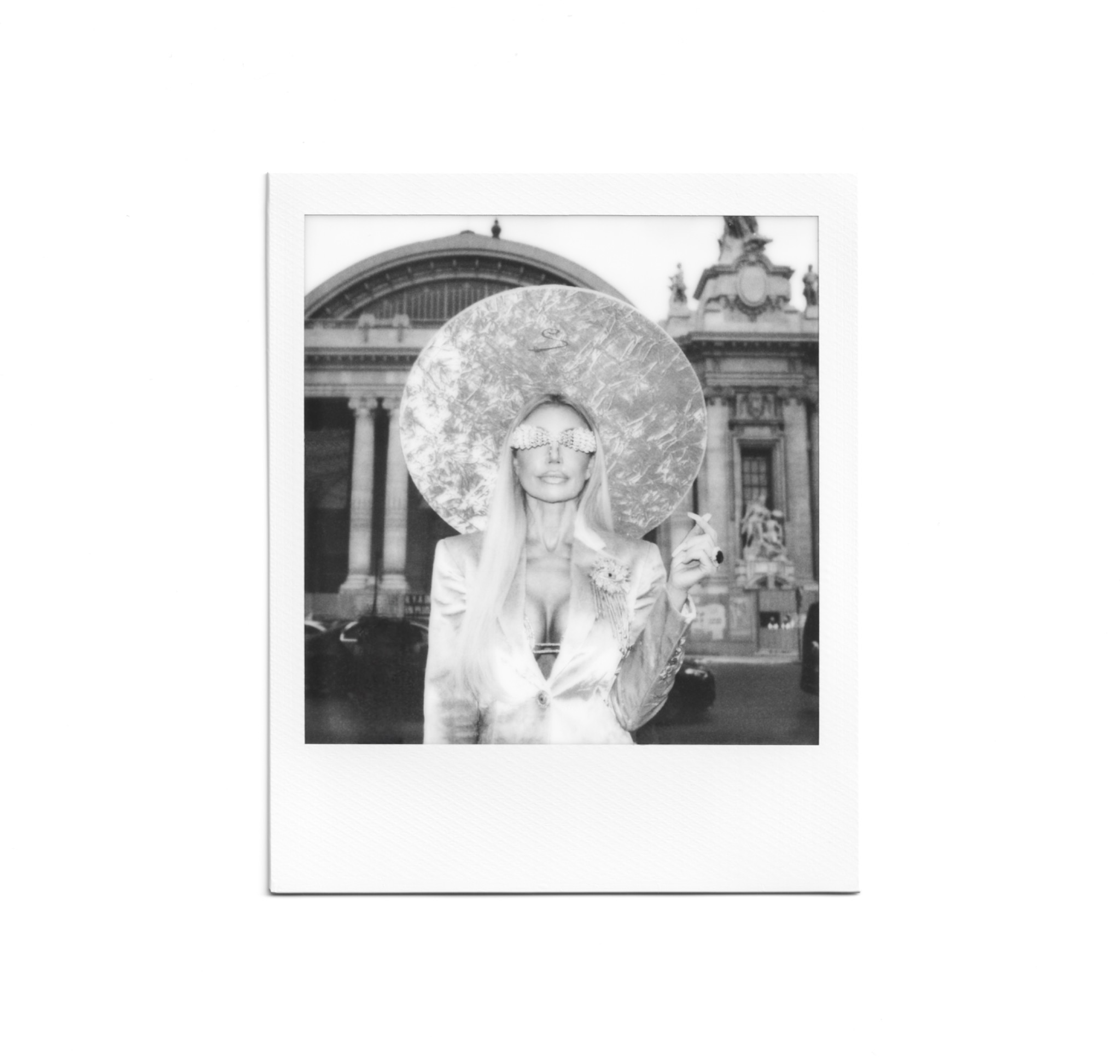 Portrait de mode au Polaroid devant le Grand Palais