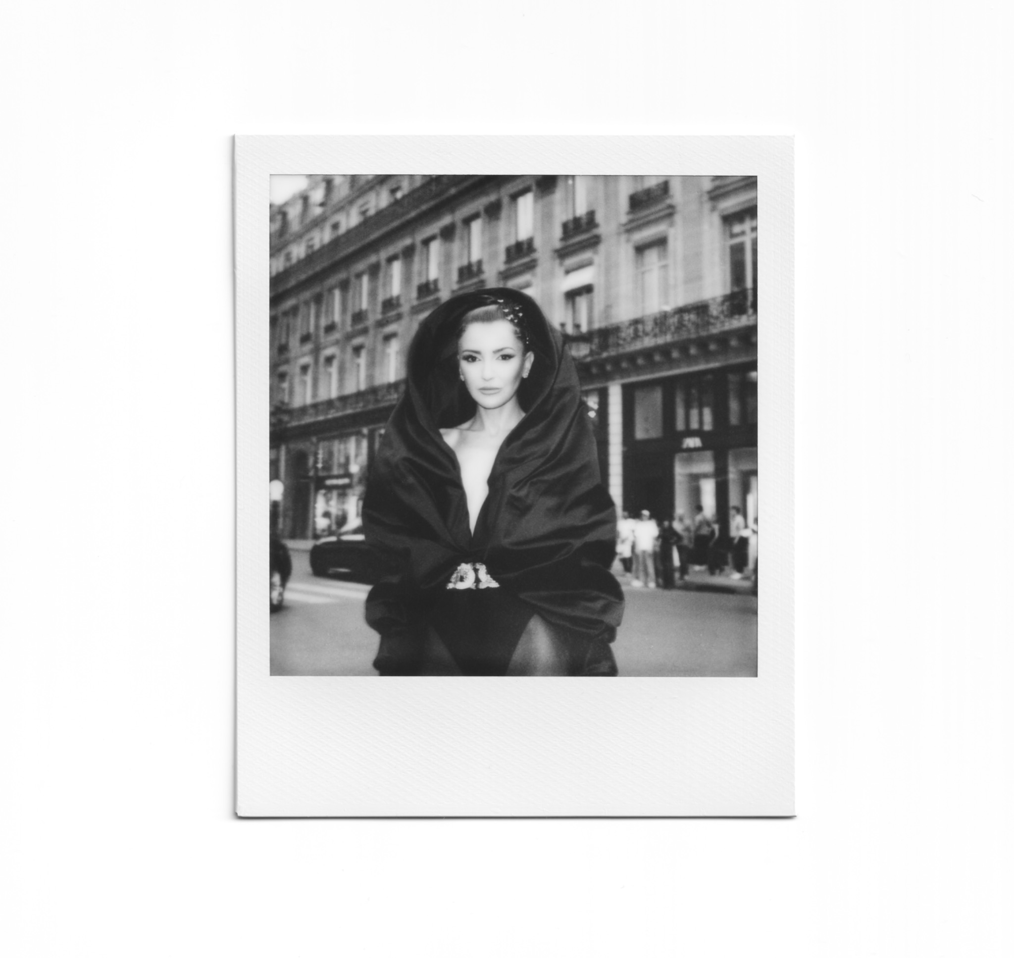 Portrait de mode au Polaroid dans les rues de Paris